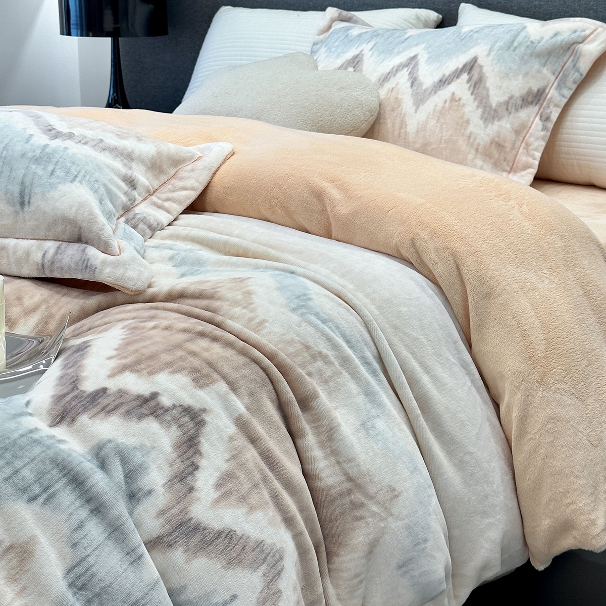 91家纺网 家纺一手货源 找家纺 JUICY 橘滋家纺 2025新款浪漫丰盈牛奶臻棉绒印花系列四件套 麦拉