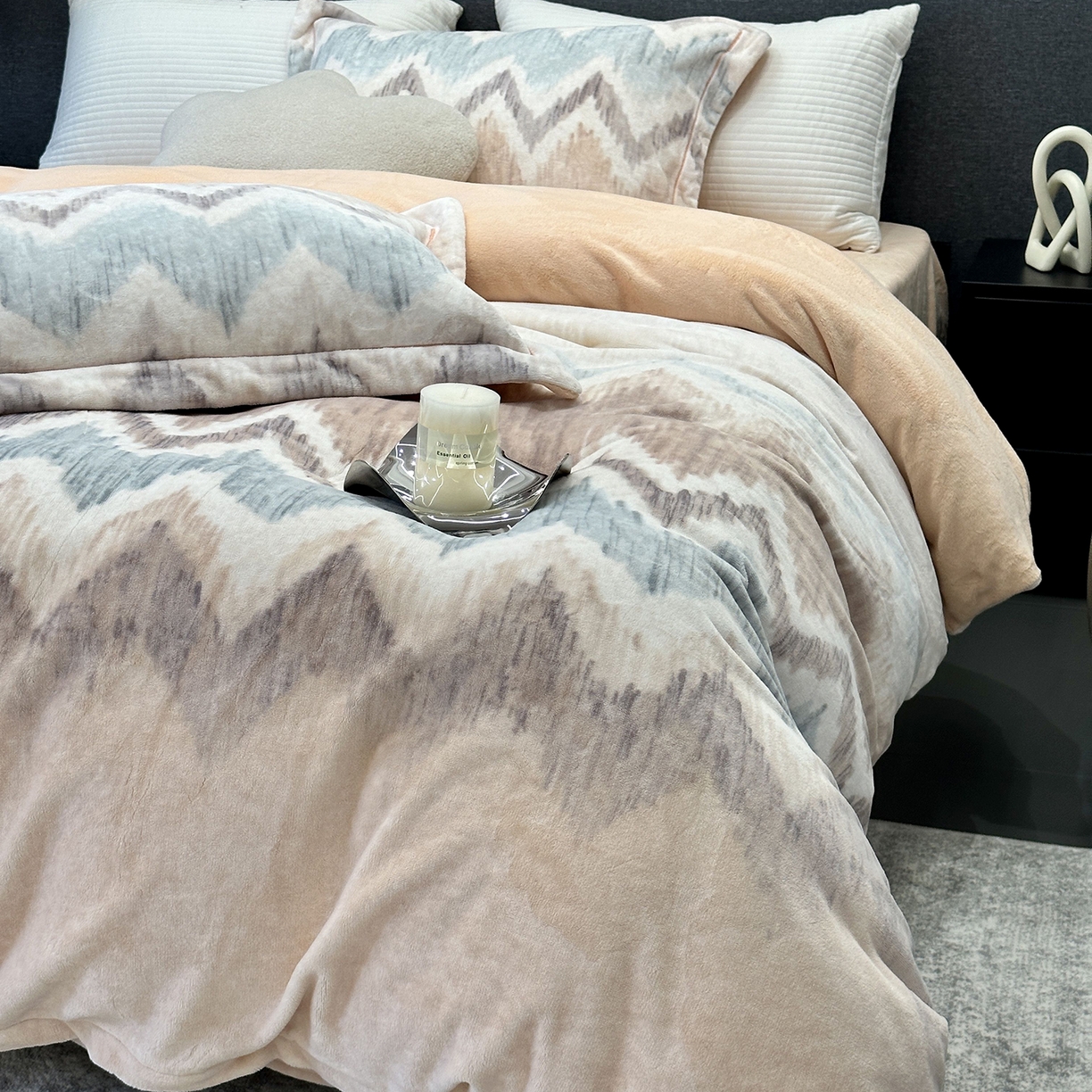 91家纺网 家纺一手货源 找家纺 JUICY 橘滋家纺 2025新款浪漫丰盈牛奶臻棉绒印花系列四件套 麦拉