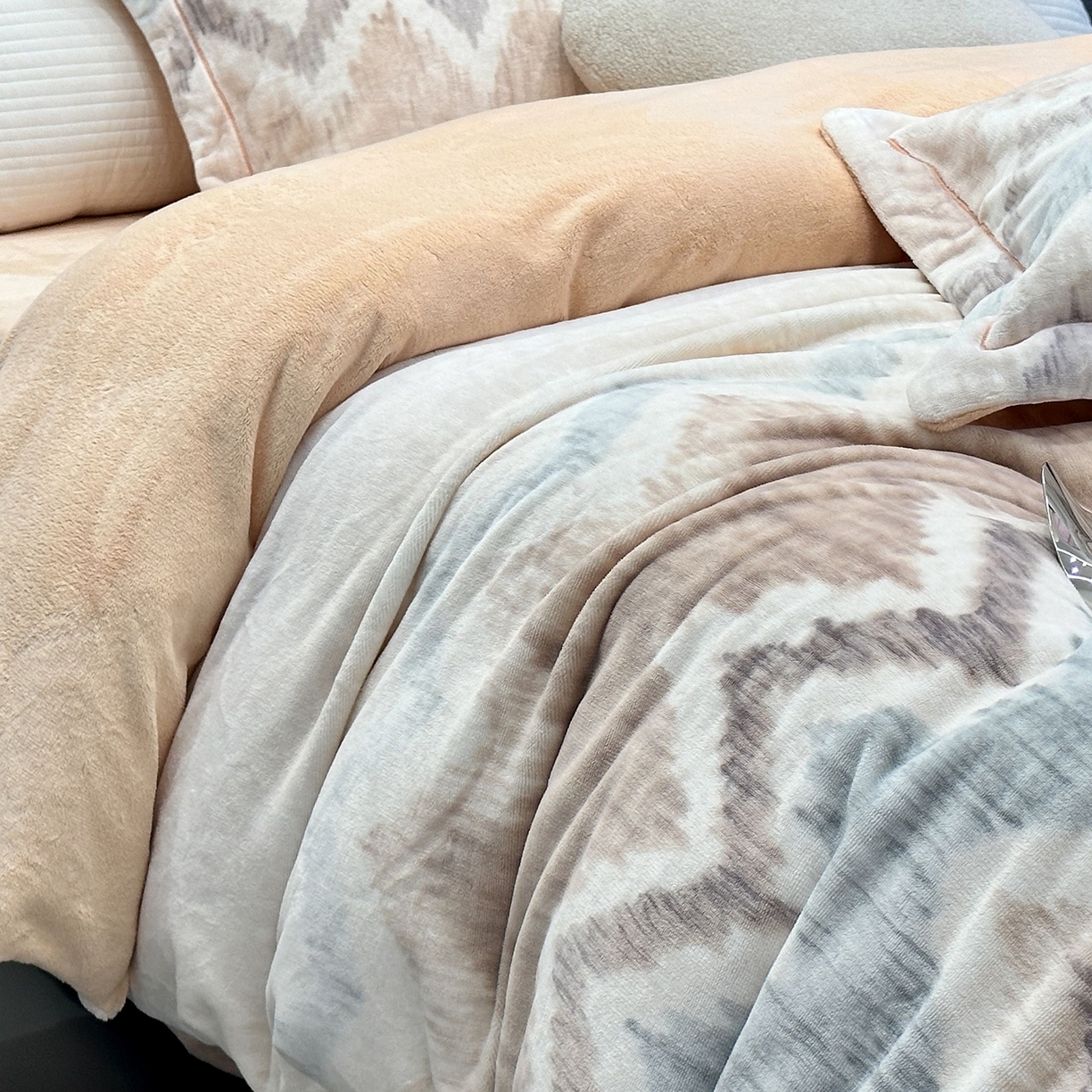 91家纺网 家纺一手货源 找家纺 JUICY 橘滋家纺 2025新款浪漫丰盈牛奶臻棉绒印花系列四件套 麦拉