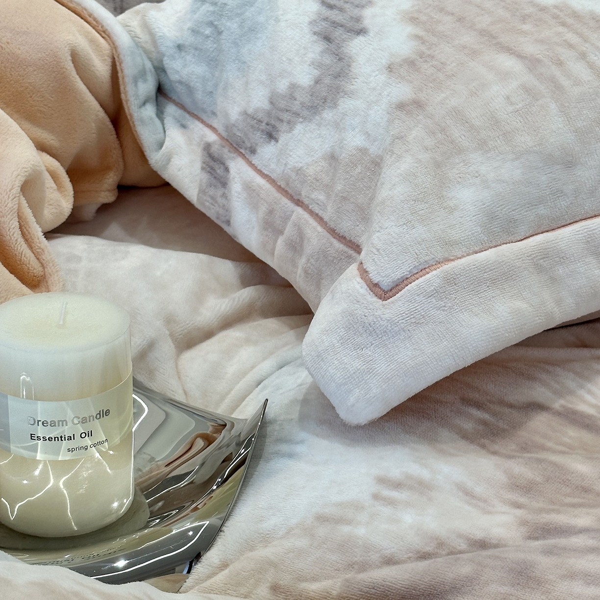 91家纺网 家纺一手货源 找家纺 JUICY 橘滋家纺 2025新款浪漫丰盈牛奶臻棉绒印花系列四件套 麦拉