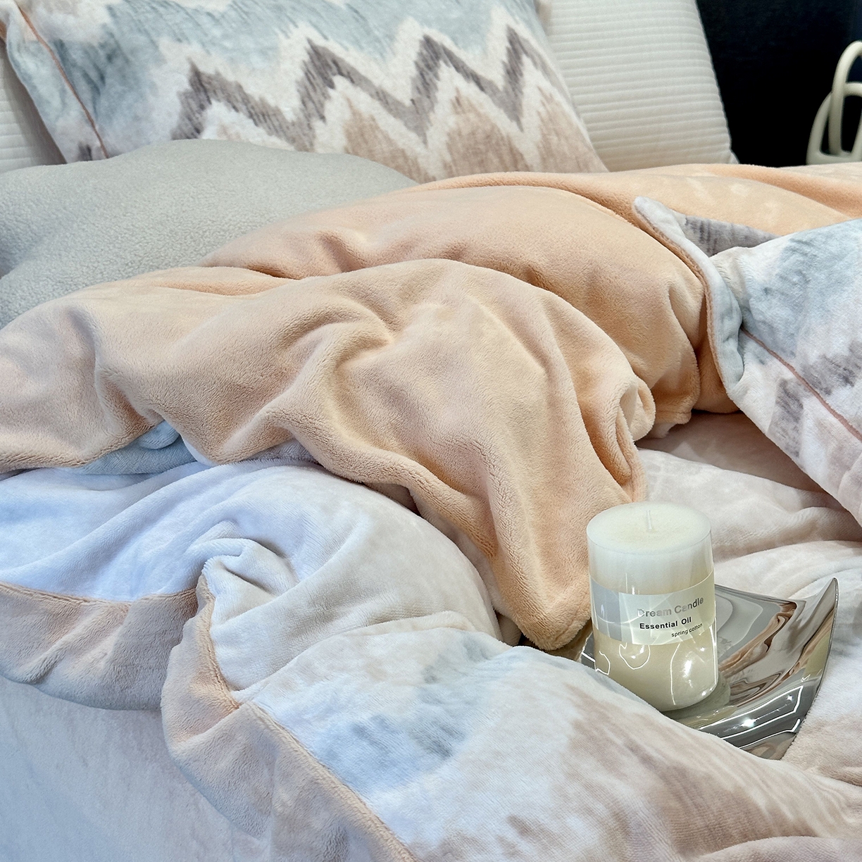 91家纺网 家纺一手货源 找家纺 JUICY 橘滋家纺 2025新款浪漫丰盈牛奶臻棉绒印花系列四件套 麦拉