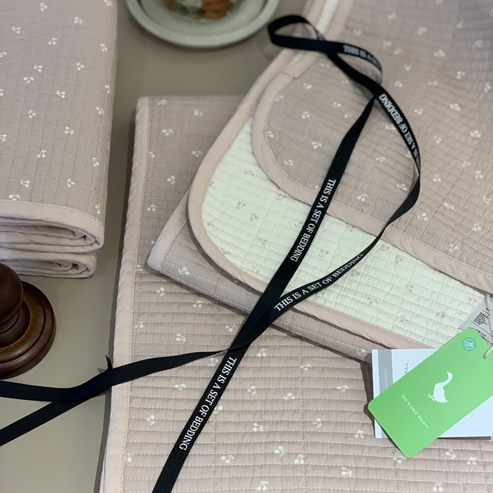 91家纺网 家纺一手货源 找家纺 汇庭 2025秋冬新款·全棉床盖三件套 樱桃粉