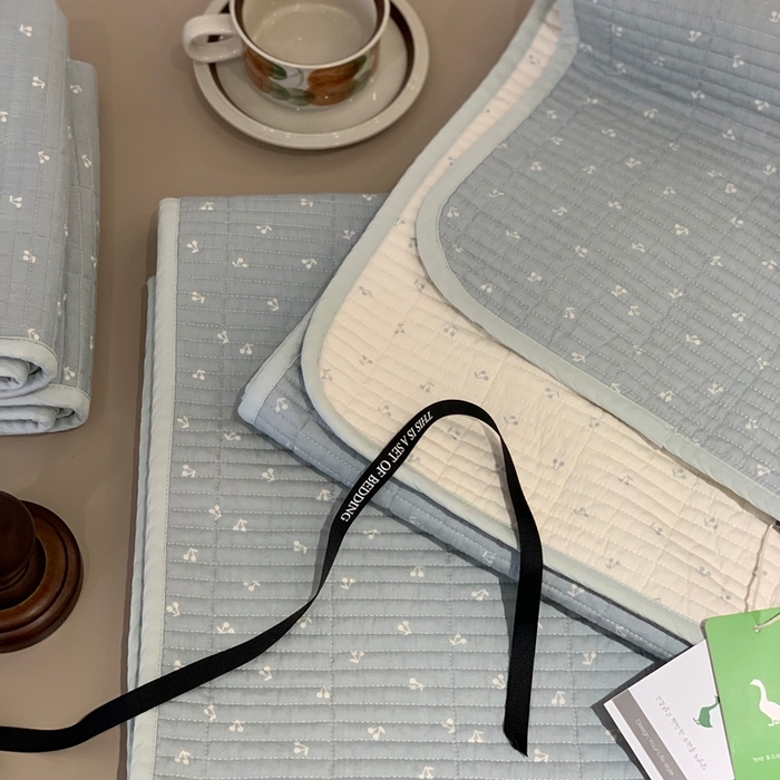 91家纺网 家纺一手货源 找家纺 汇庭 2025秋冬新款·全棉床盖三件套 樱桃蓝