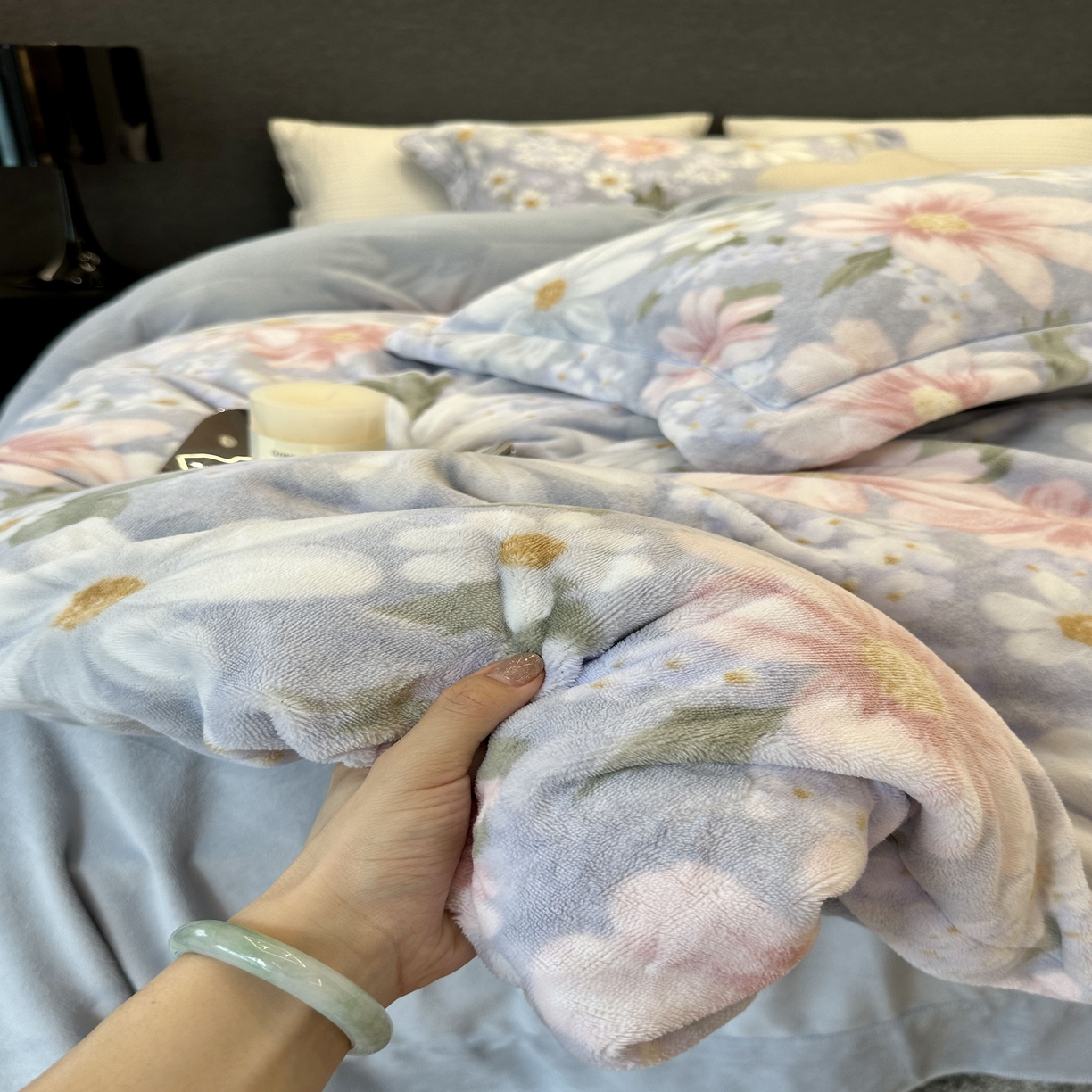 91家纺网 家纺一手货源 找家纺 JUICY 橘滋家纺 2025新款浪漫丰盈牛奶臻棉绒印花系列四件套 曼蕊