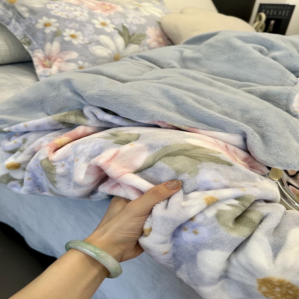 91家纺网 家纺一手货源 找家纺 JUICY 橘滋家纺 2025新款浪漫丰盈牛奶臻棉绒印花系列四件套 曼蕊