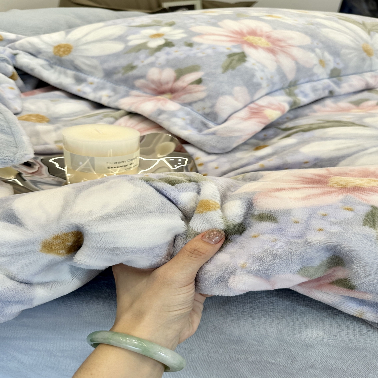 91家纺网 家纺一手货源 找家纺 JUICY 橘滋家纺 2025新款浪漫丰盈牛奶臻棉绒印花系列四件套 曼蕊