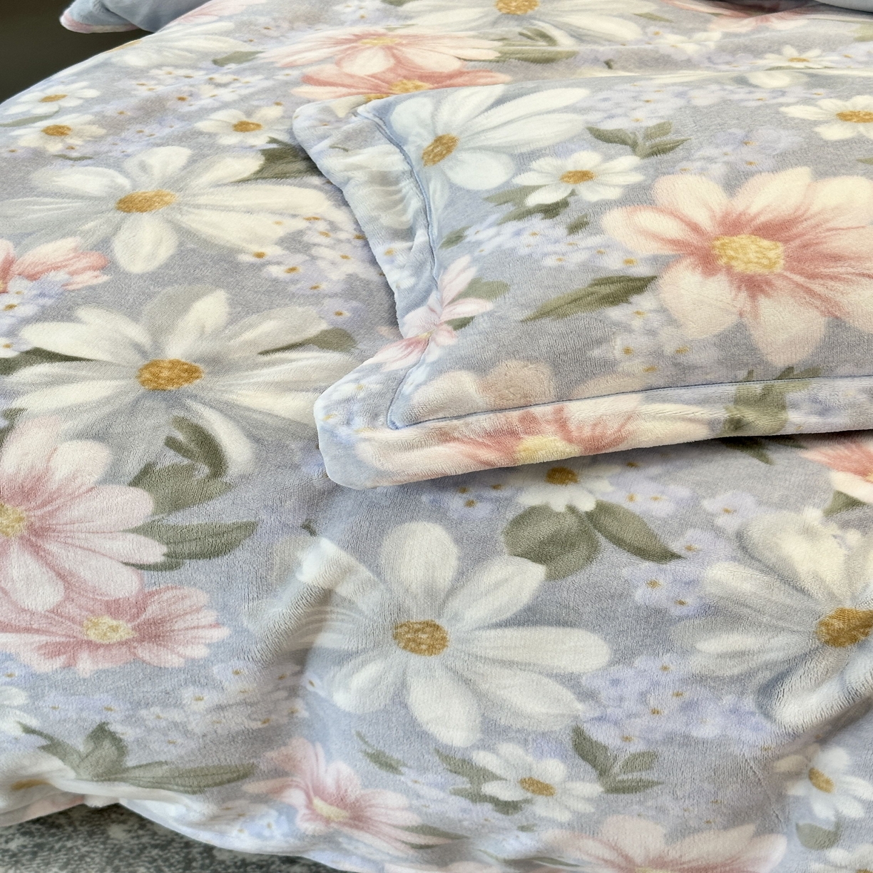 91家纺网 家纺一手货源 找家纺 JUICY 橘滋家纺 2025新款浪漫丰盈牛奶臻棉绒印花系列四件套 曼蕊