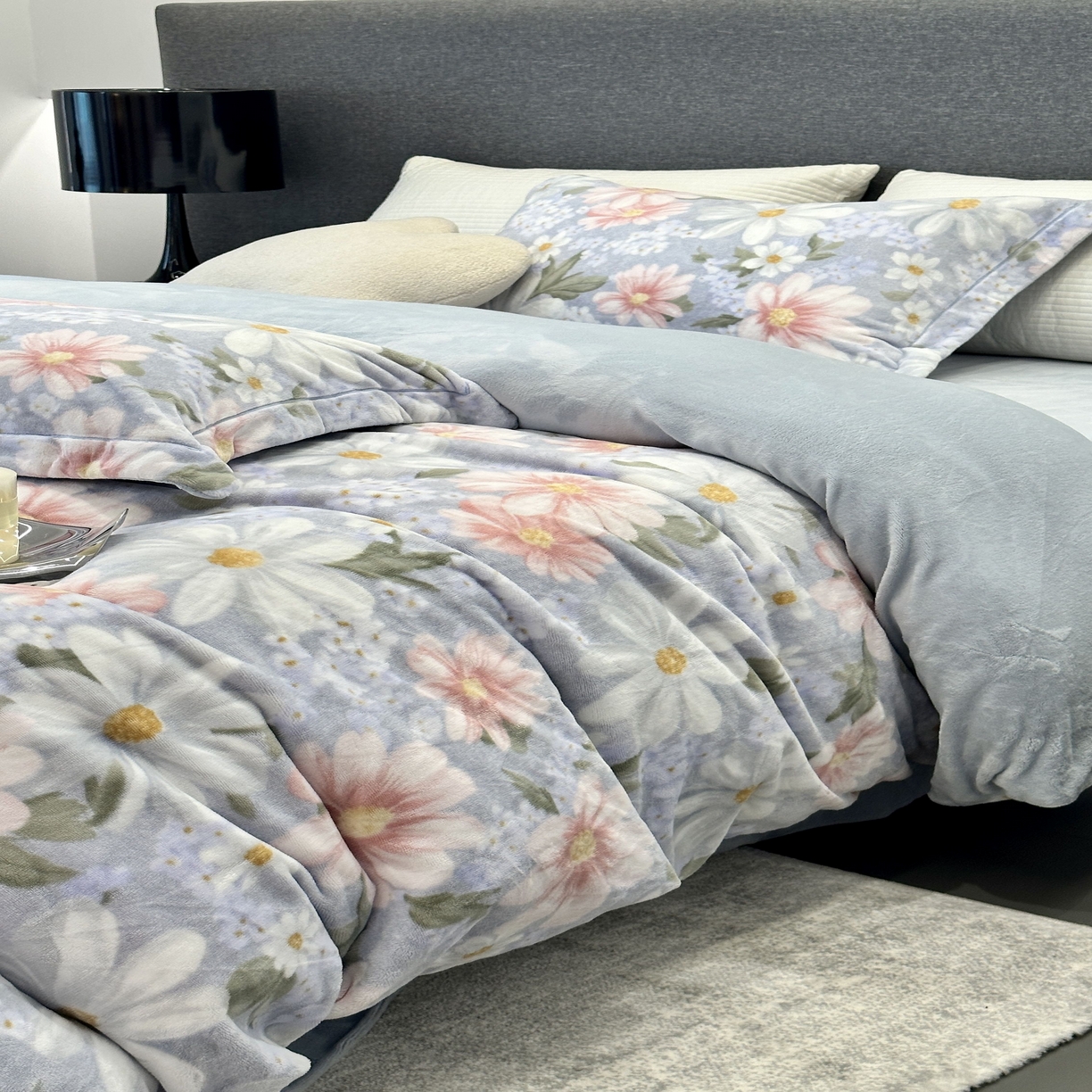 91家纺网 家纺一手货源 找家纺 JUICY 橘滋家纺 2025新款浪漫丰盈牛奶臻棉绒印花系列四件套 曼蕊