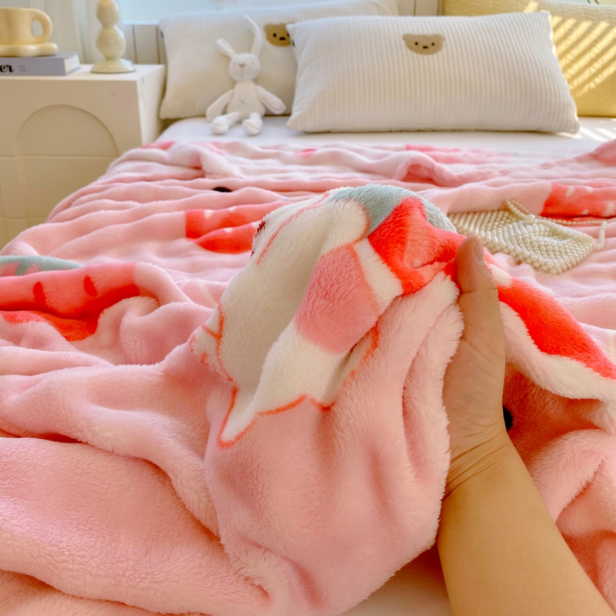 91家纺网 家纺一手货源 找家纺 yyds网供 2025新款简约印花泡泡绒毯多功能加绒盖毯沙发空调房办公午休毯毛毯毯子 草莓兔-泡泡绒
