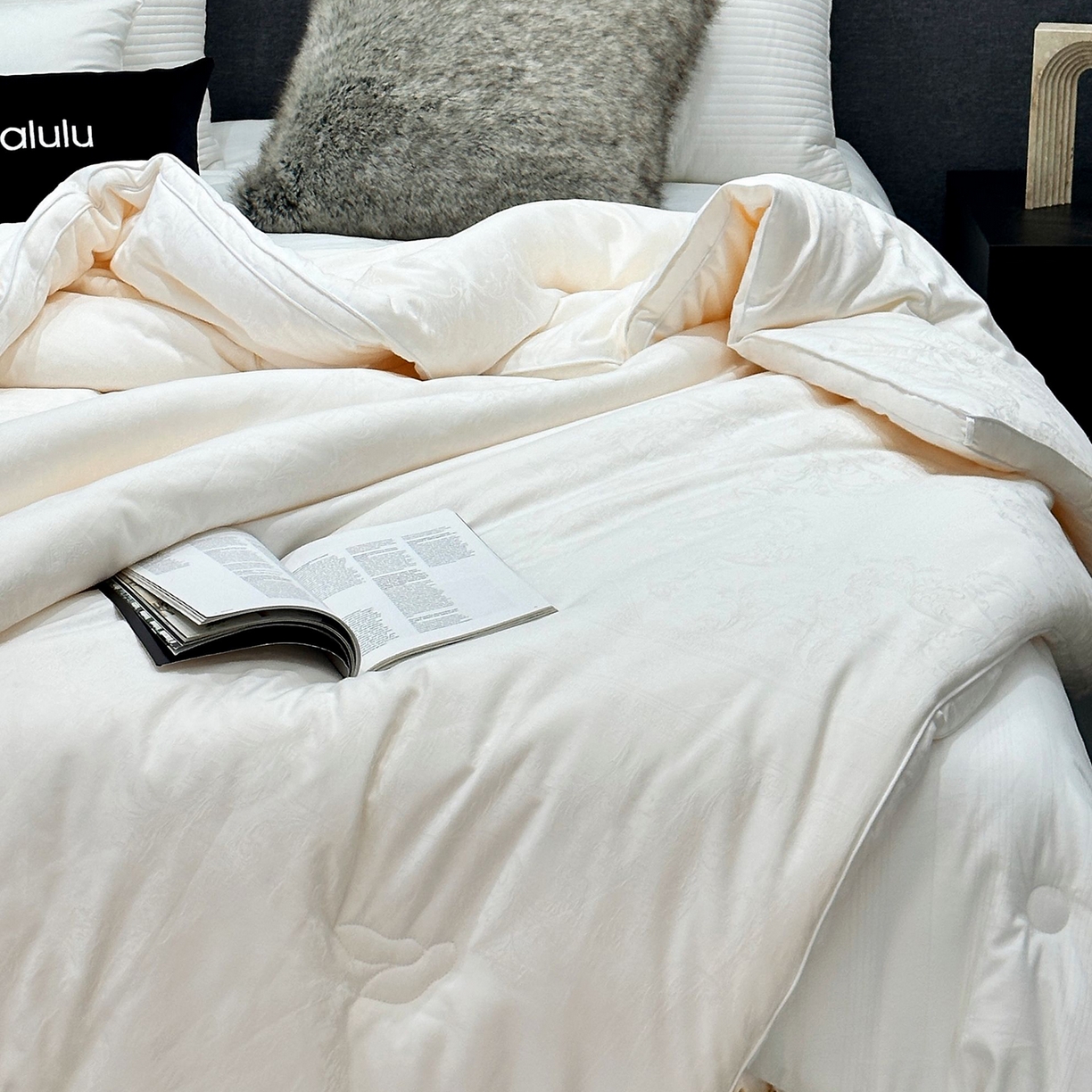 91家纺网 家纺一手货源 找家纺 （总）JUICY 橘滋家纺 2025新款精奢提花抗菌大豆蛋白被子被芯