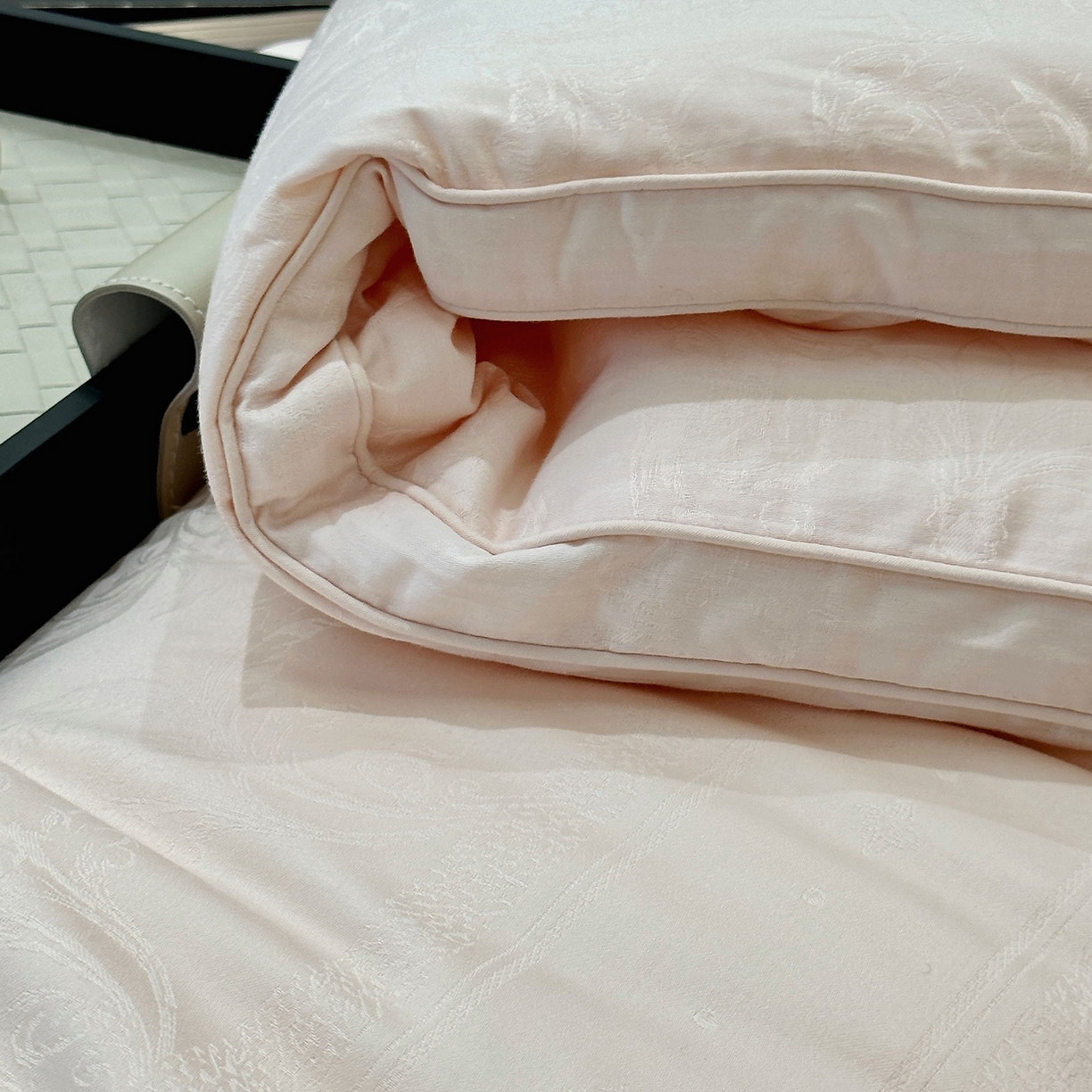 91家纺网 家纺一手货源 找家纺 JUICY 橘滋家纺 2025新款精奢提花抗菌大豆蛋白被子被芯 精奢提花抗菌大豆蛋白被-玉色