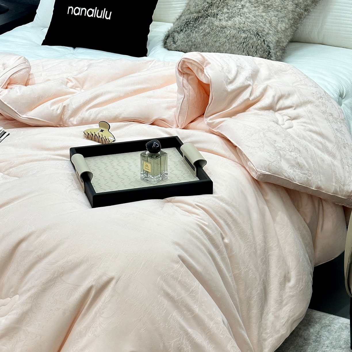 91家纺网 家纺一手货源 找家纺 JUICY 橘滋家纺 2025新款精奢提花抗菌大豆蛋白被子被芯 精奢提花抗菌大豆蛋白被-玉色