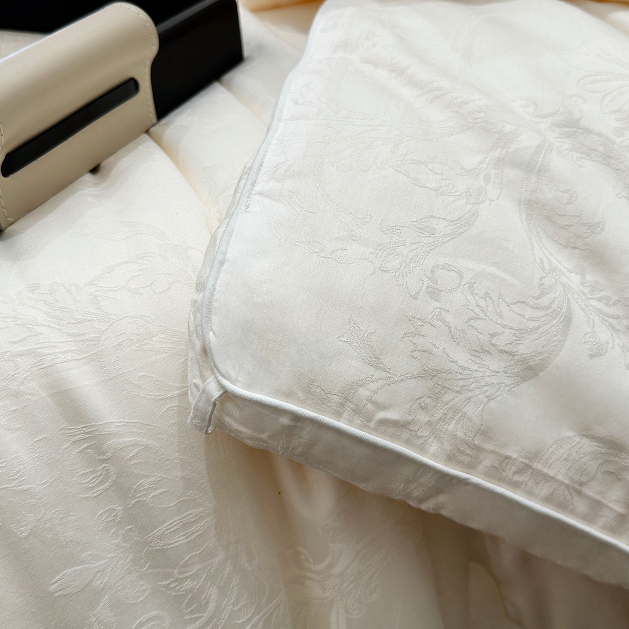 91家纺网 家纺一手货源 找家纺 JUICY 橘滋家纺 2025新款精奢提花抗菌大豆蛋白被子被芯 精奢提花抗菌大豆蛋白被-白色