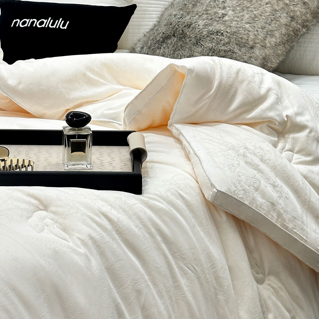 91家纺网 家纺一手货源 找家纺 JUICY 橘滋家纺 2025新款精奢提花抗菌大豆蛋白被子被芯 精奢提花抗菌大豆蛋白被-白色