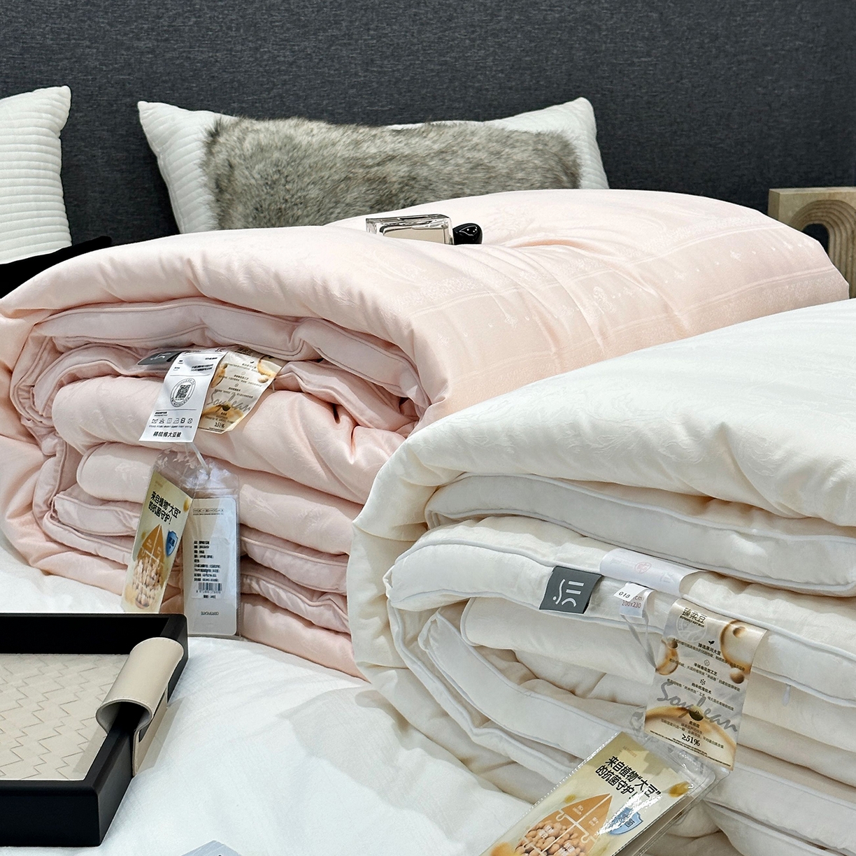 91家纺网 家纺一手货源 找家纺 JUICY 橘滋家纺 2025新款精奢提花抗菌大豆蛋白被子被芯 精奢提花抗菌大豆蛋白被-玉色