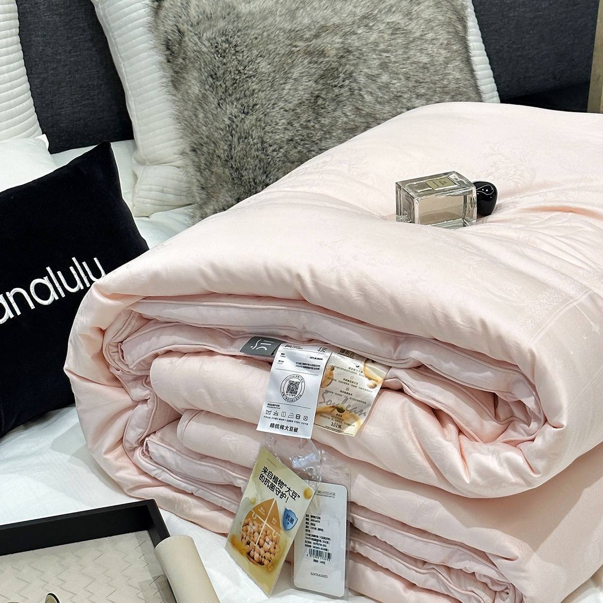 91家纺网 家纺一手货源 找家纺 JUICY 橘滋家纺 2025新款精奢提花抗菌大豆蛋白被子被芯 精奢提花抗菌大豆蛋白被-玉色