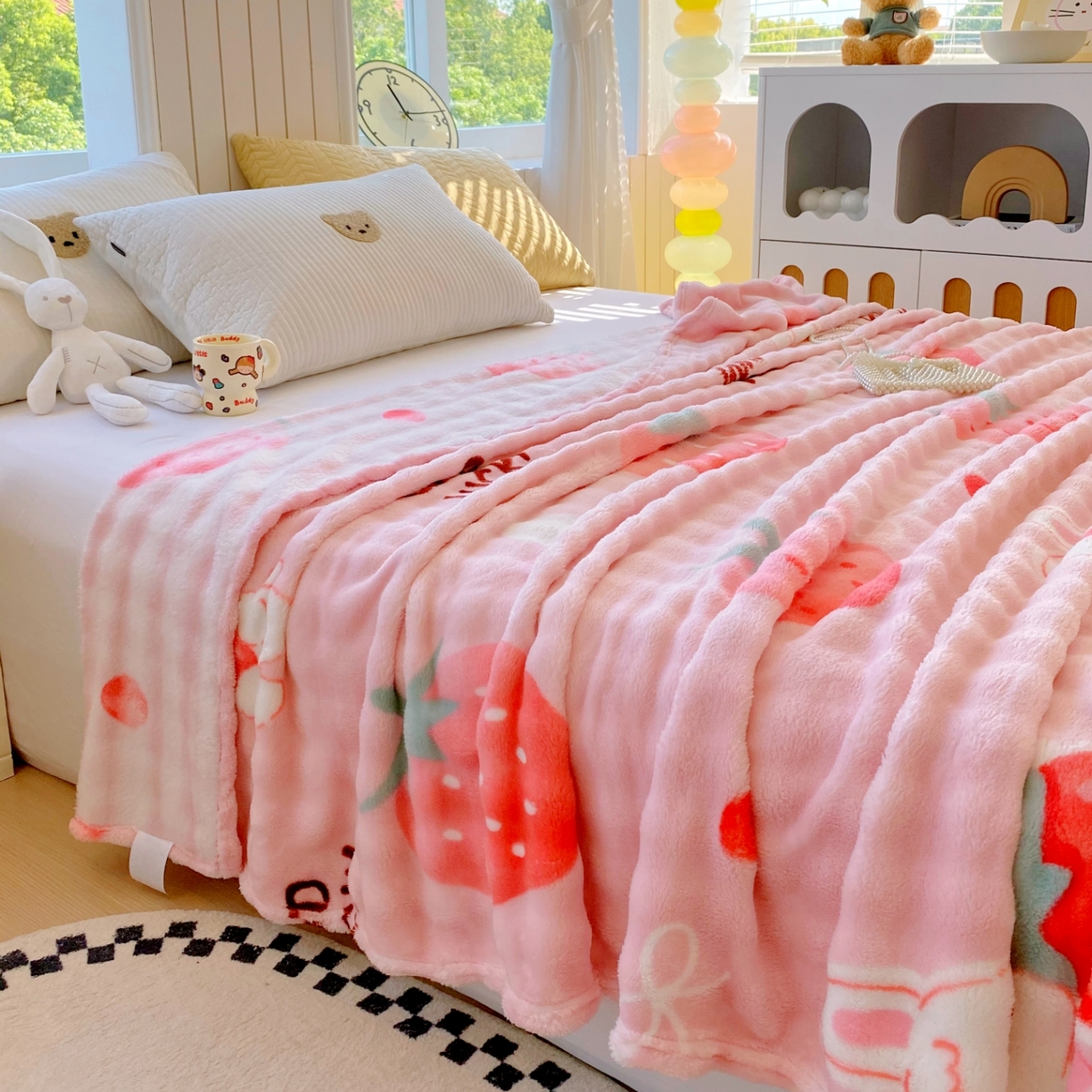 91家纺网 家纺一手货源 找家纺 yyds网供 2025新款简约印花泡泡绒毯多功能加绒盖毯沙发空调房办公午休毯毛毯毯子 草莓兔-泡泡绒