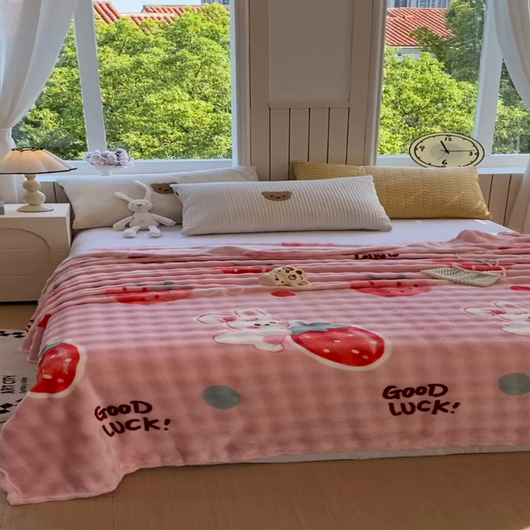 91家纺网 家纺一手货源 找家纺 yyds网供 2025新款简约印花泡泡绒毯多功能加绒盖毯沙发空调房办公午休毯毛毯毯子 草莓兔-泡泡绒