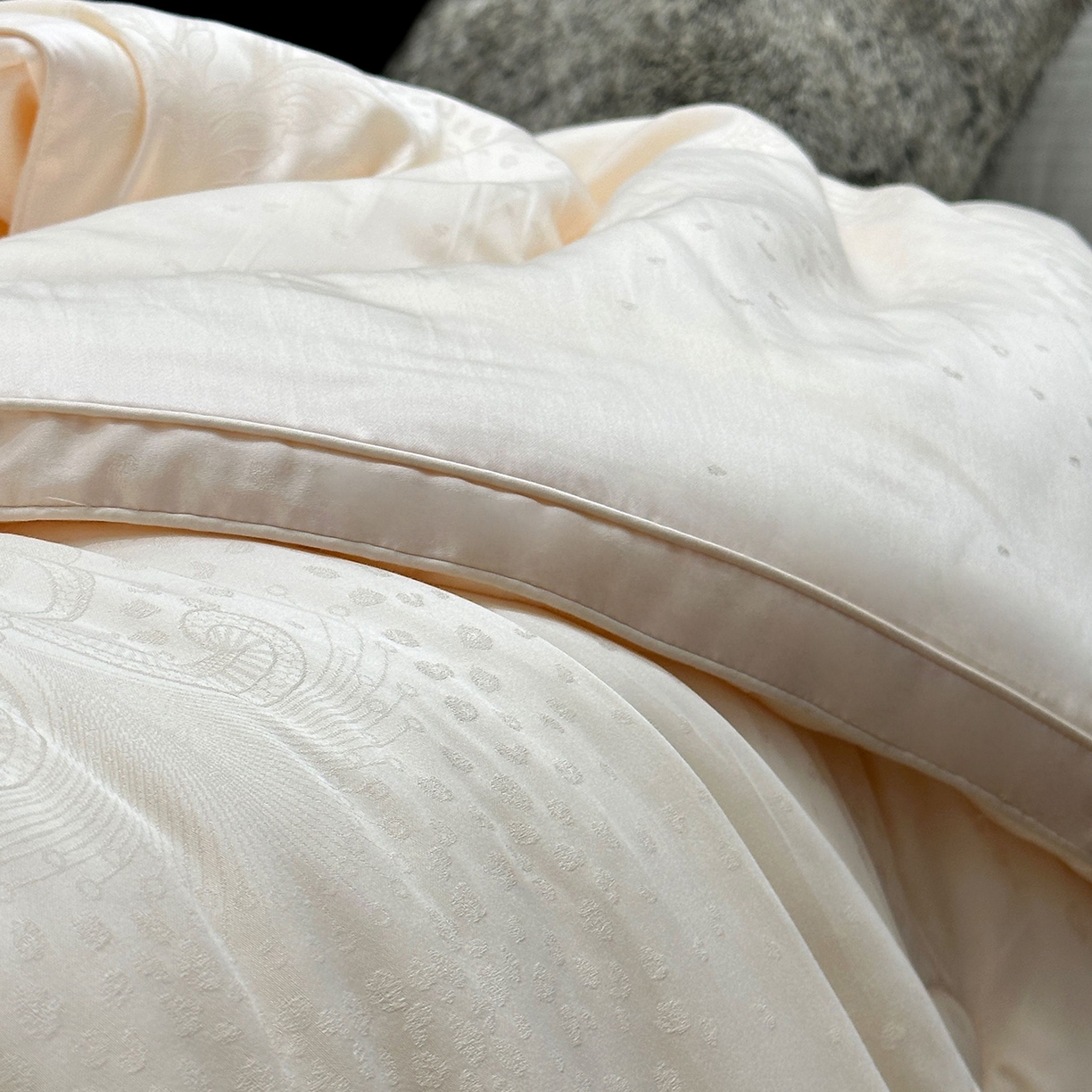 91家纺网 家纺一手货源 找家纺 （总）JUICY 橘滋家纺 2025新款高奢皇室大提花黄金蚕丝羊毛被子被芯