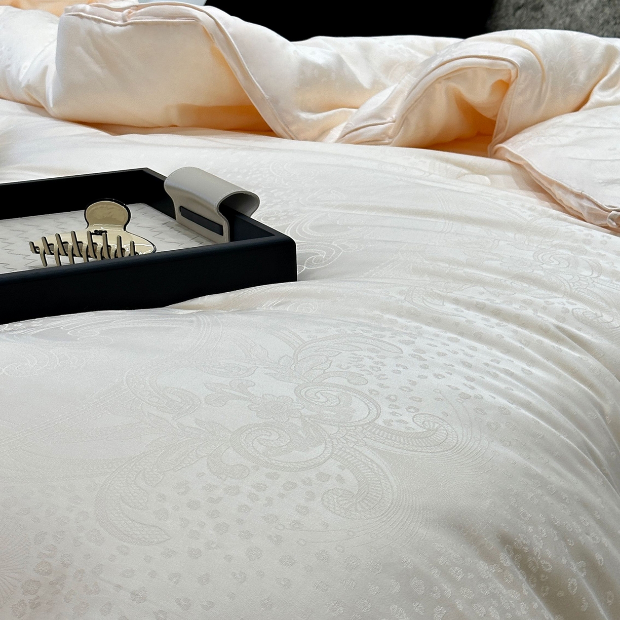 91家纺网 家纺一手货源 找家纺 （总）JUICY 橘滋家纺 2025新款高奢皇室大提花黄金蚕丝羊毛被子被芯