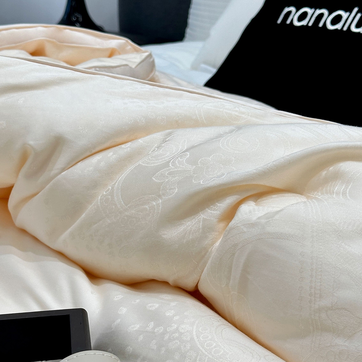 91家纺网 家纺一手货源 找家纺 JUICY 橘滋家纺 2025新款高奢皇室大提花黄金蚕丝羊毛被子被芯 卢修斯-落日金