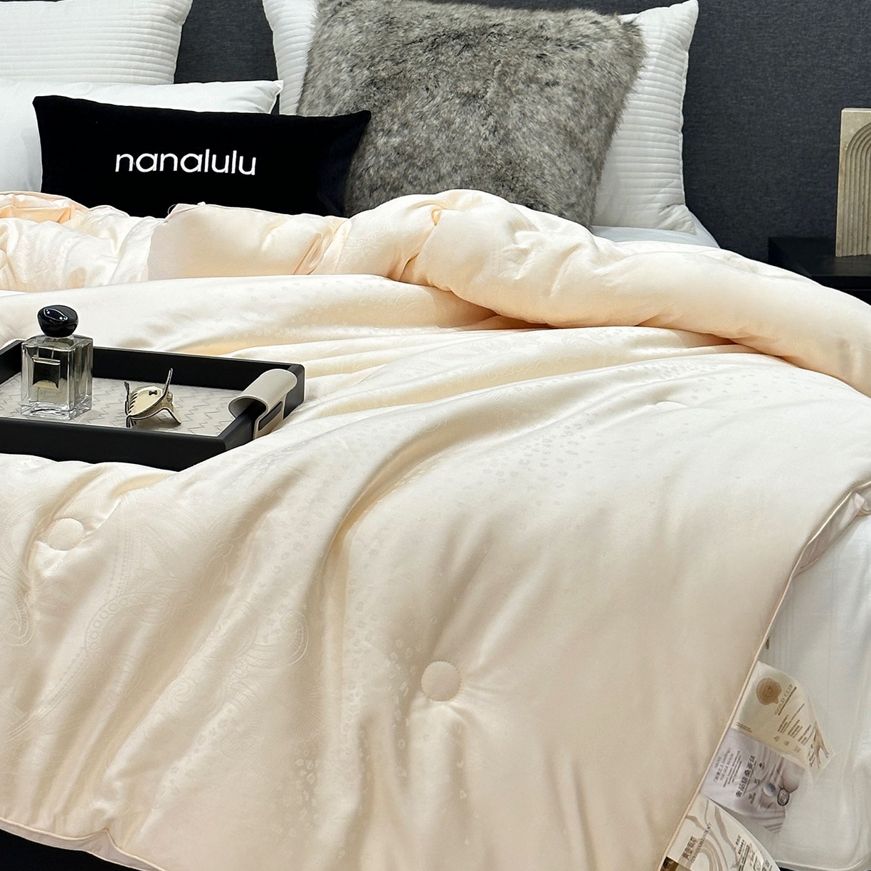 91家纺网 家纺一手货源 找家纺 （总）JUICY 橘滋家纺 2025新款高奢皇室大提花黄金蚕丝羊毛被子被芯