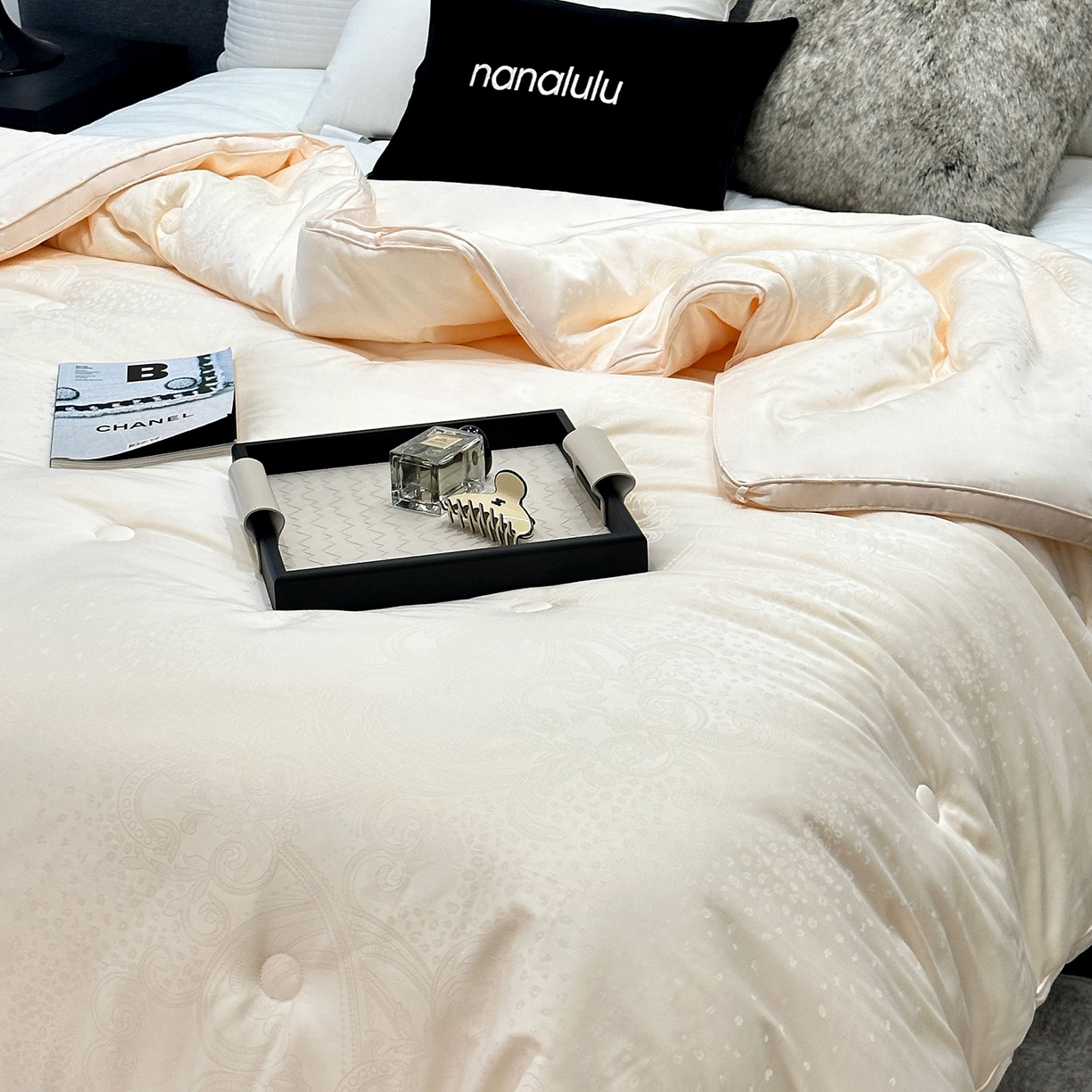 91家纺网 家纺一手货源 找家纺 JUICY 橘滋家纺 2025新款高奢皇室大提花黄金蚕丝羊毛被子被芯 卢修斯-落日金