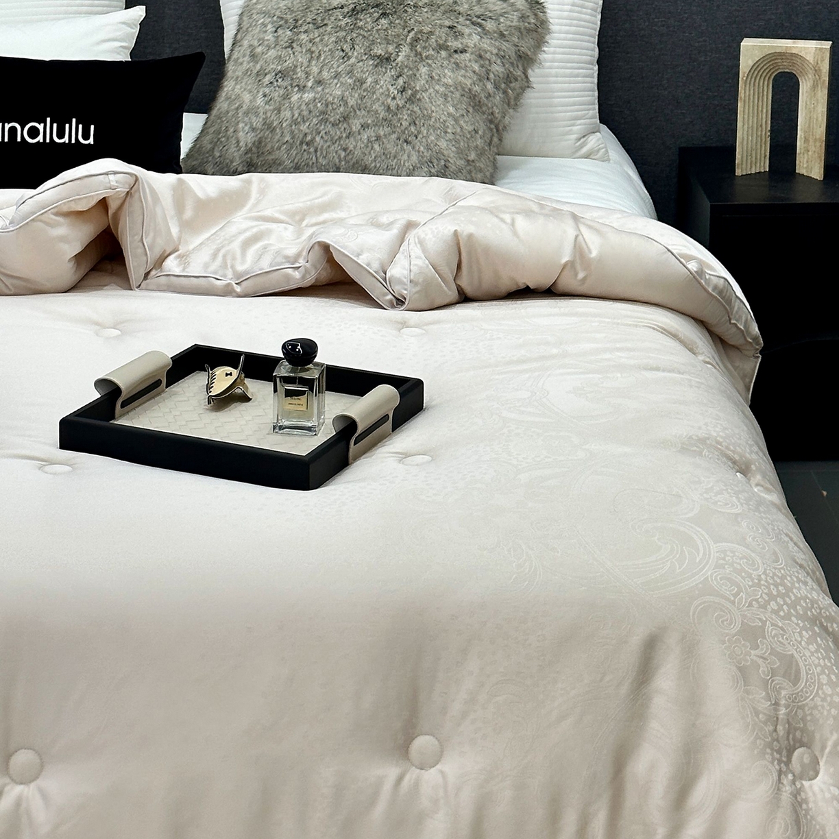 91家纺网 家纺一手货源 找家纺 JUICY 橘滋家纺 2025新款高奢皇室大提花黄金蚕丝羊毛被子被芯 卢修斯-曜石灰