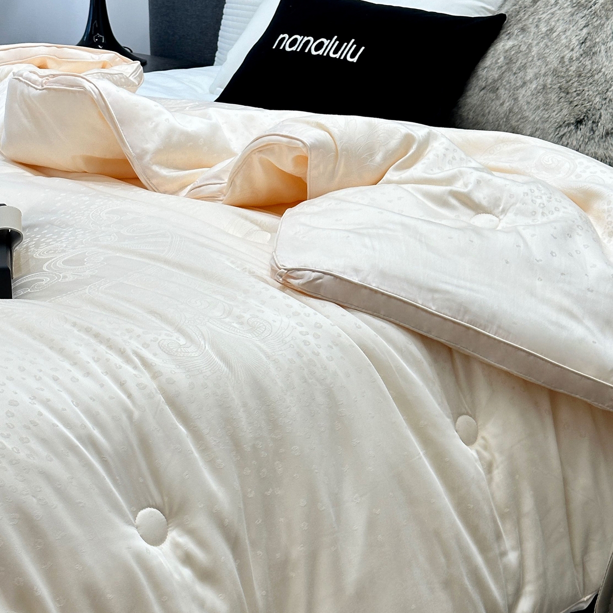 91家纺网 家纺一手货源 找家纺 JUICY 橘滋家纺 2025新款高奢皇室大提花黄金蚕丝羊毛被子被芯 卢修斯-落日金