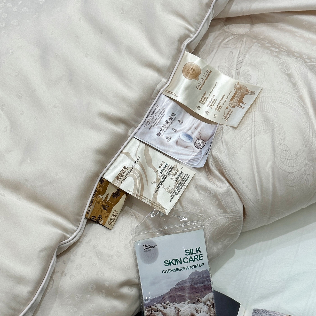 91家纺网 家纺一手货源 找家纺 JUICY 橘滋家纺 2025新款高奢皇室大提花黄金蚕丝羊毛被子被芯 卢修斯-曜石灰