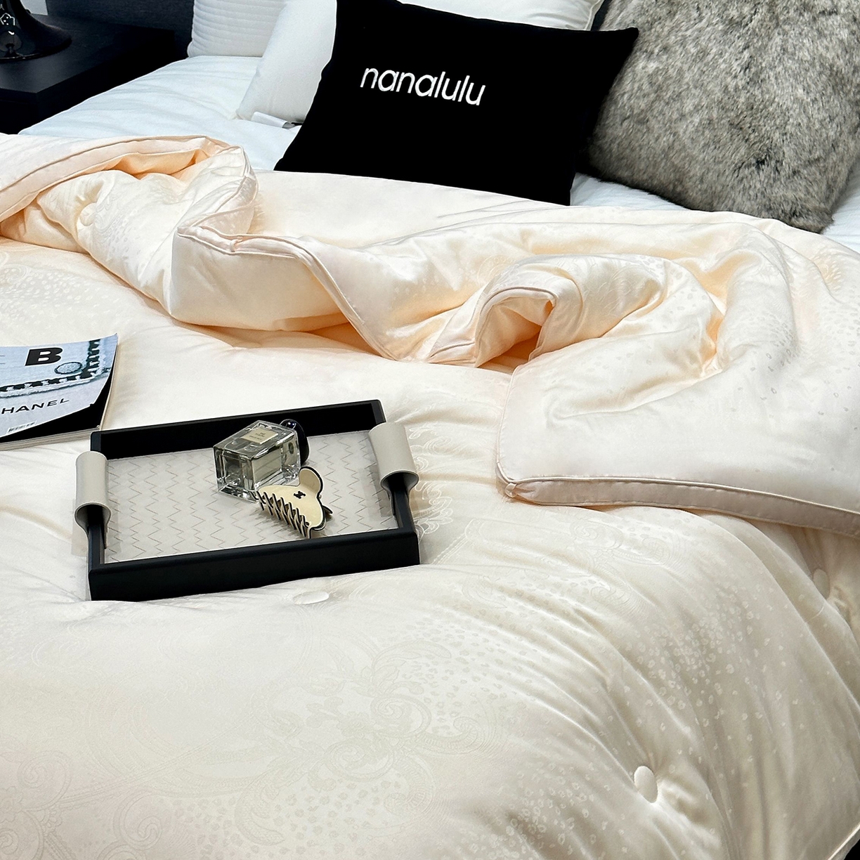 91家纺网 家纺一手货源 找家纺 JUICY 橘滋家纺 2025新款高奢皇室大提花黄金蚕丝羊毛被子被芯 卢修斯-落日金