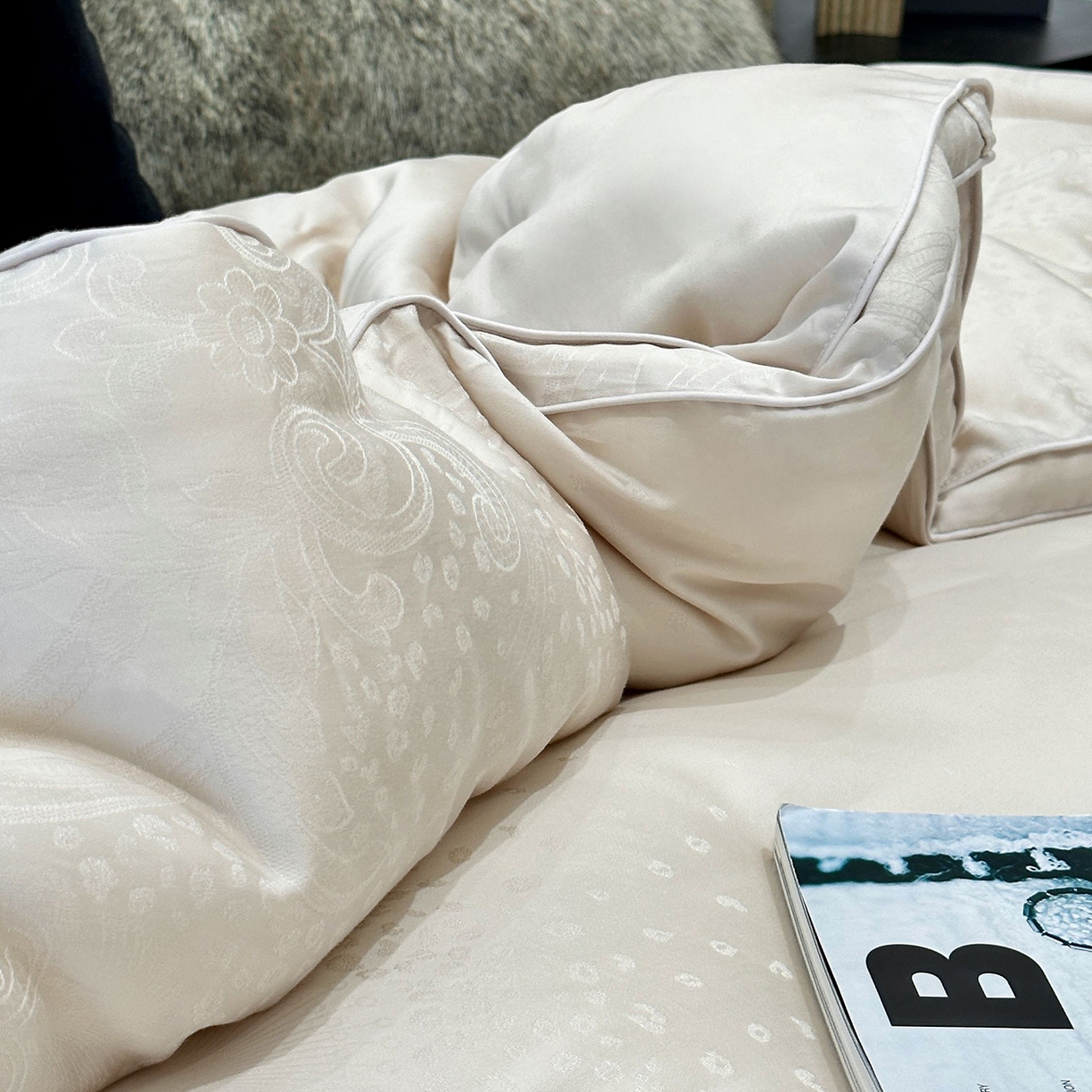 91家纺网 家纺一手货源 找家纺 JUICY 橘滋家纺 2025新款高奢皇室大提花黄金蚕丝羊毛被子被芯 卢修斯-曜石灰