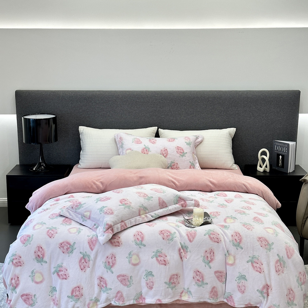 91家纺网 家纺一手货源 找家纺 JUICY 橘滋家纺 2025新款浪漫丰盈牛奶臻棉绒印花系列四件套 莓时莓刻