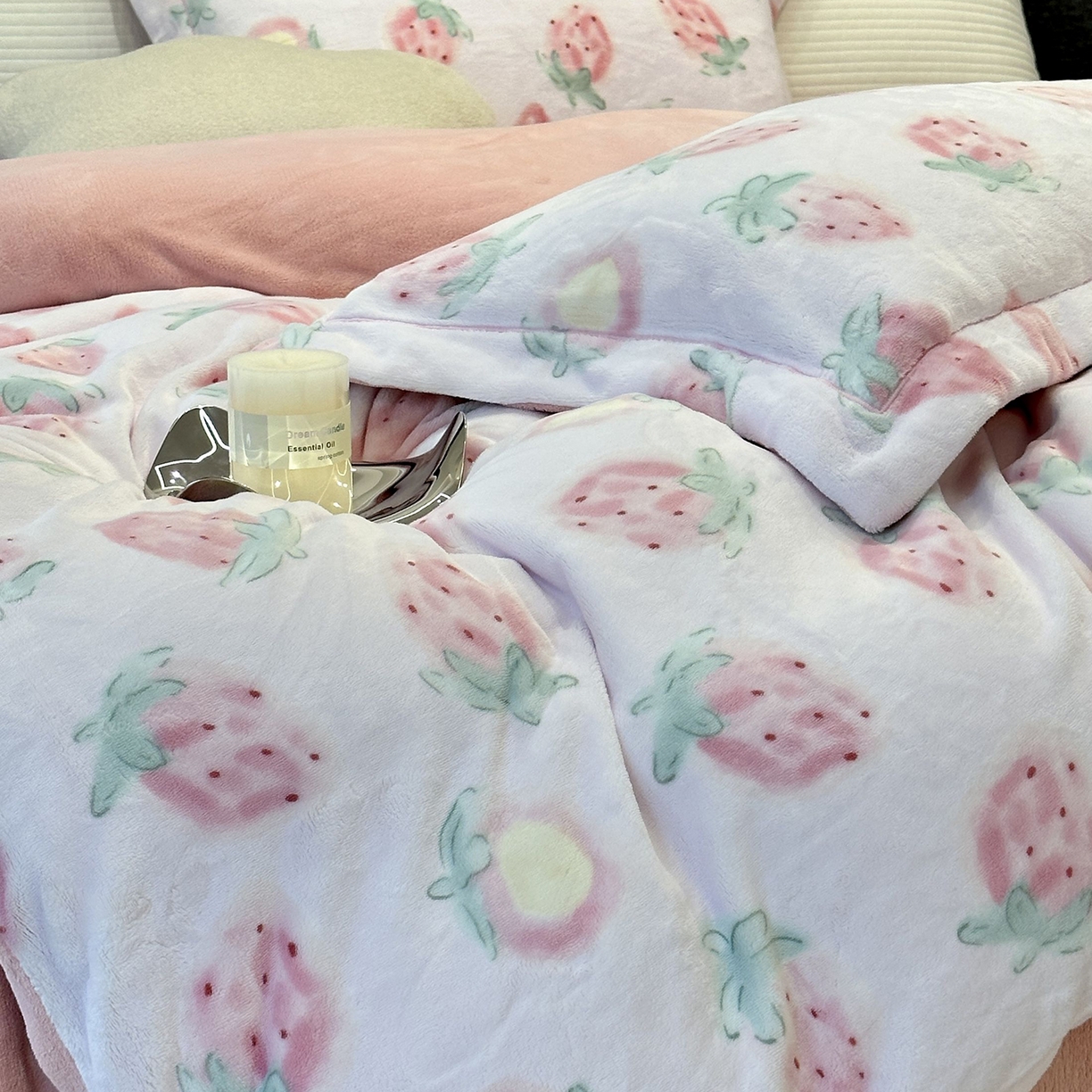 91家纺网 家纺一手货源 找家纺 JUICY 橘滋家纺 2025新款浪漫丰盈牛奶臻棉绒印花系列四件套 莓时莓刻