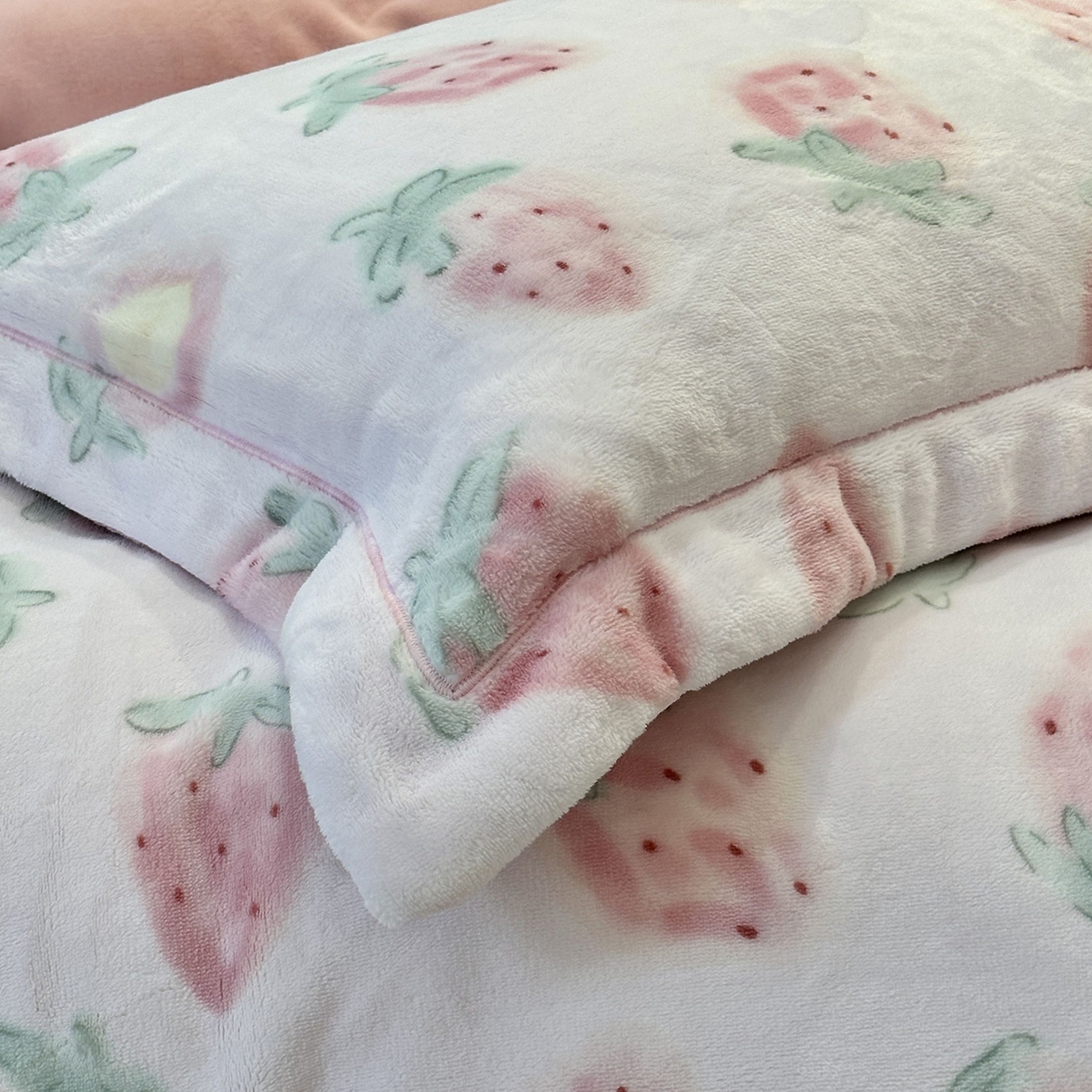 91家纺网 家纺一手货源 找家纺 JUICY 橘滋家纺 2025新款浪漫丰盈牛奶臻棉绒印花系列四件套 莓时莓刻