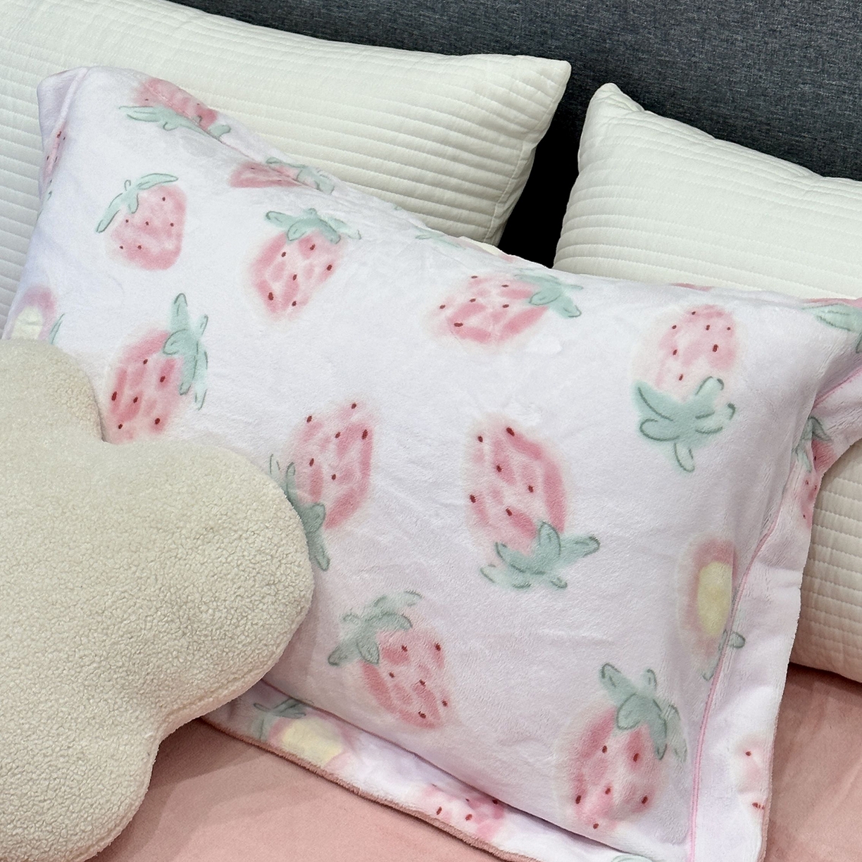 91家纺网 家纺一手货源 找家纺 JUICY 橘滋家纺 2025新款浪漫丰盈牛奶臻棉绒印花系列四件套 莓时莓刻