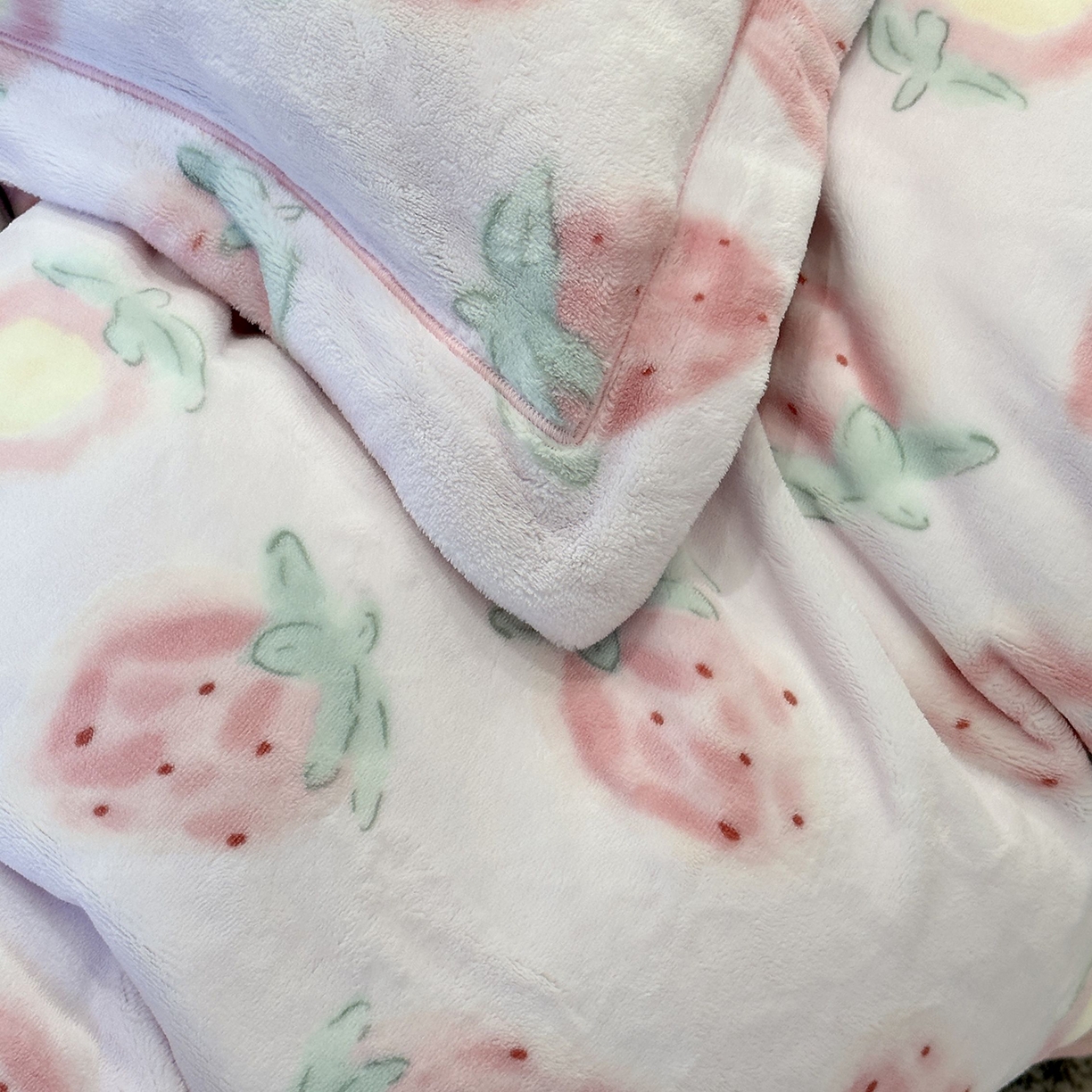 91家纺网 家纺一手货源 找家纺 JUICY 橘滋家纺 2025新款浪漫丰盈牛奶臻棉绒印花系列四件套 莓时莓刻