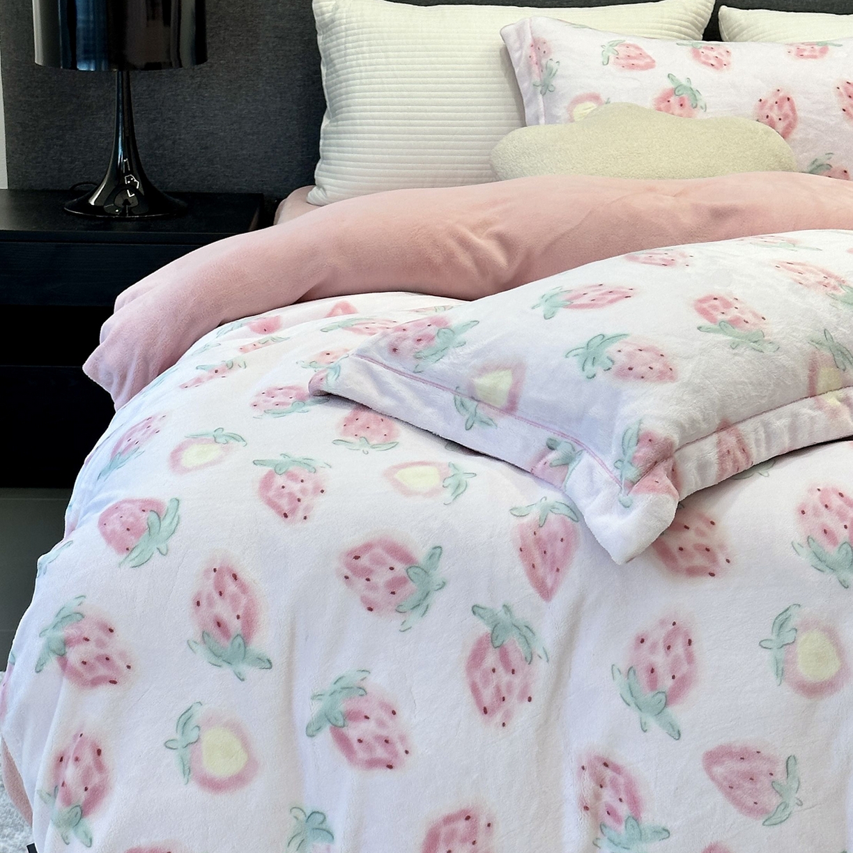 91家纺网 家纺一手货源 找家纺 JUICY 橘滋家纺 2025新款浪漫丰盈牛奶臻棉绒印花系列四件套 莓时莓刻