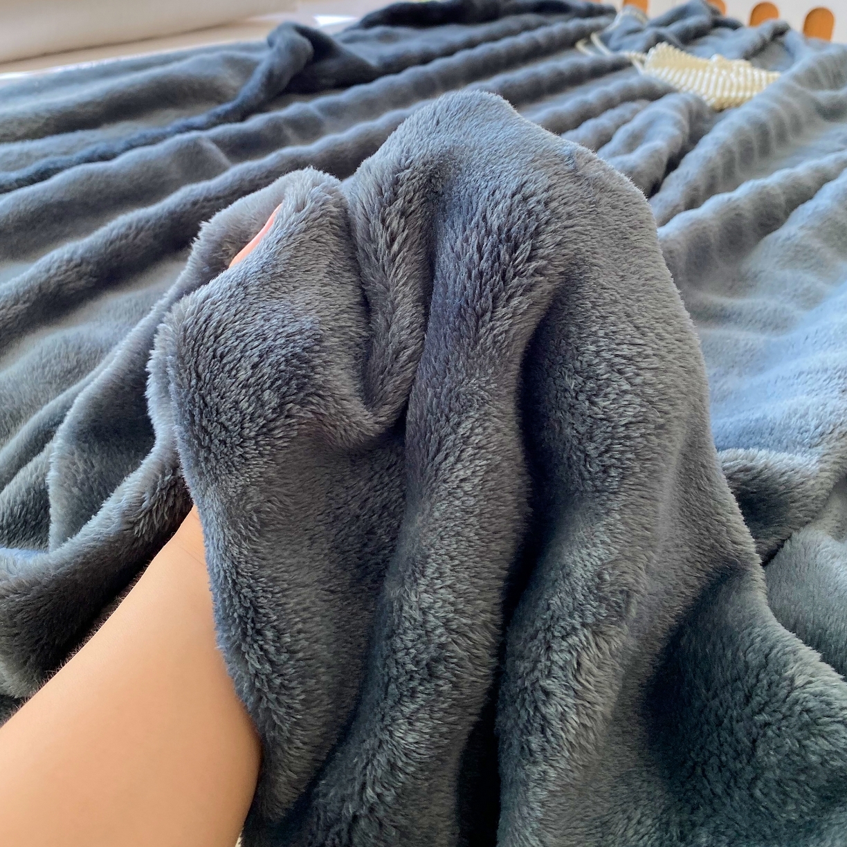 91家纺网 家纺一手货源 找家纺 yyds网供 2025新款简约印花泡泡绒毯多功能加绒盖毯沙发空调房办公午休毯毛毯毯子 高级灰-泡泡绒