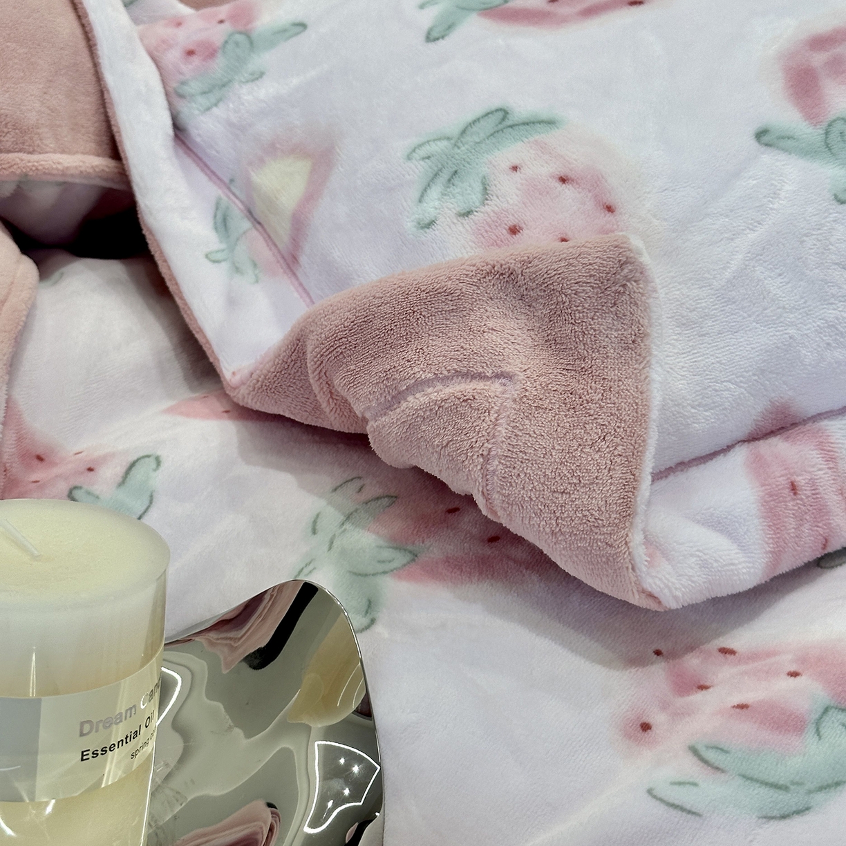 91家纺网 家纺一手货源 找家纺 JUICY 橘滋家纺 2025新款浪漫丰盈牛奶臻棉绒印花系列四件套 莓时莓刻