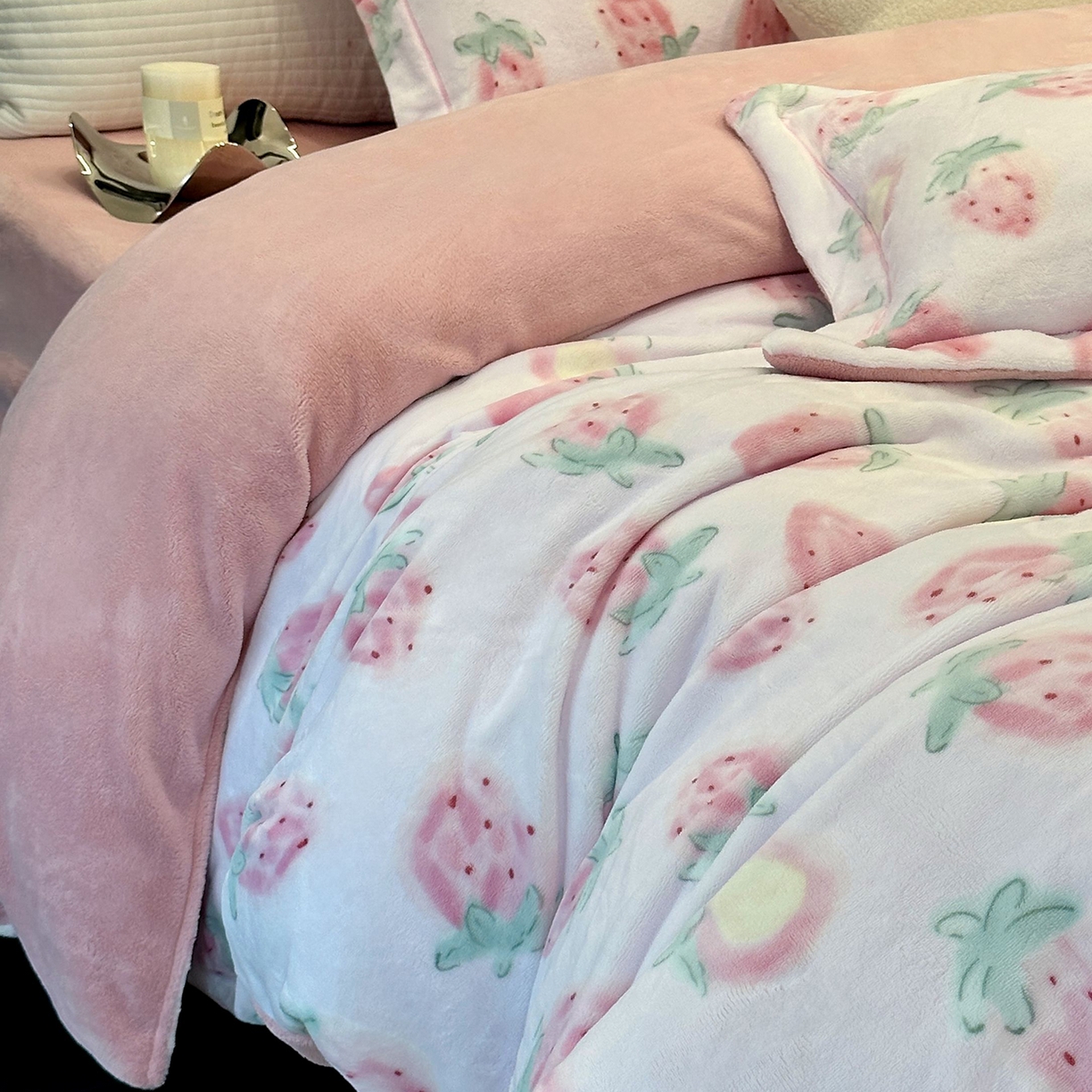 91家纺网 家纺一手货源 找家纺 JUICY 橘滋家纺 2025新款浪漫丰盈牛奶臻棉绒印花系列四件套 莓时莓刻