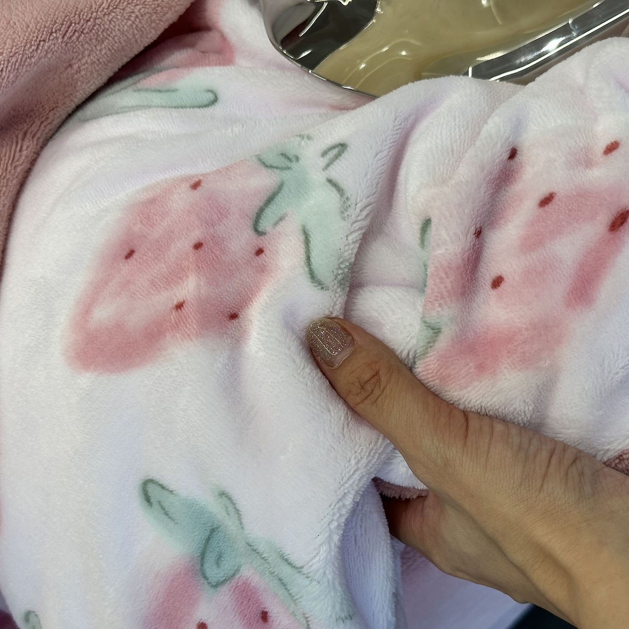 91家纺网 家纺一手货源 找家纺 JUICY 橘滋家纺 2025新款浪漫丰盈牛奶臻棉绒印花系列四件套 莓时莓刻