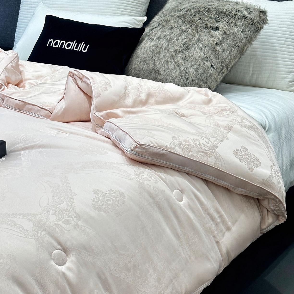 91家纺网 家纺一手货源 找家纺 （总）JUICY 橘滋家纺 2025新款典雅轻奢高定羽绒羊毛双胎被子被芯- 千金粉