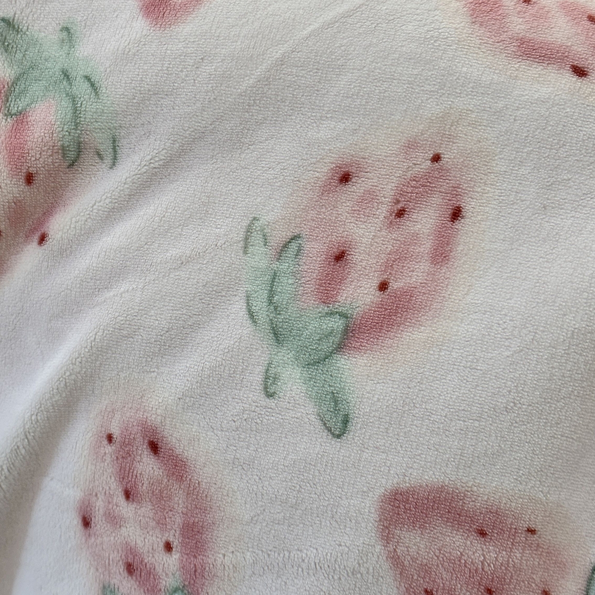 91家纺网 家纺一手货源 找家纺 JUICY 橘滋家纺 2025新款浪漫丰盈牛奶臻棉绒印花系列四件套 莓时莓刻