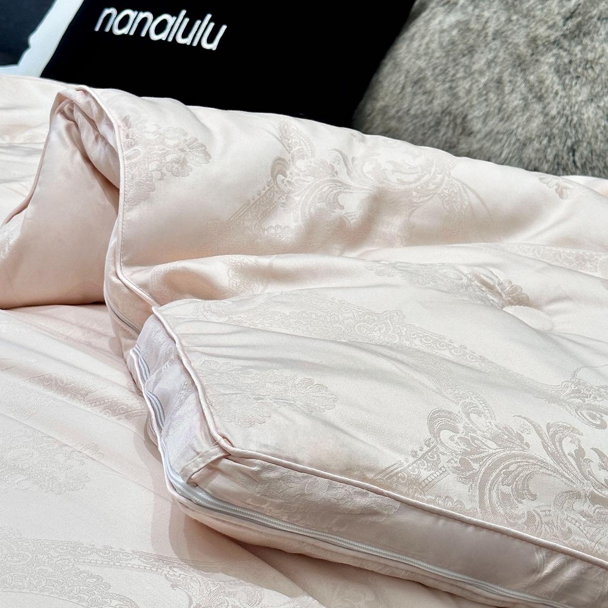 91家纺网 家纺一手货源 找家纺 （总）JUICY 橘滋家纺 2025新款典雅轻奢高定羽绒羊毛双胎被子被芯- 千金粉