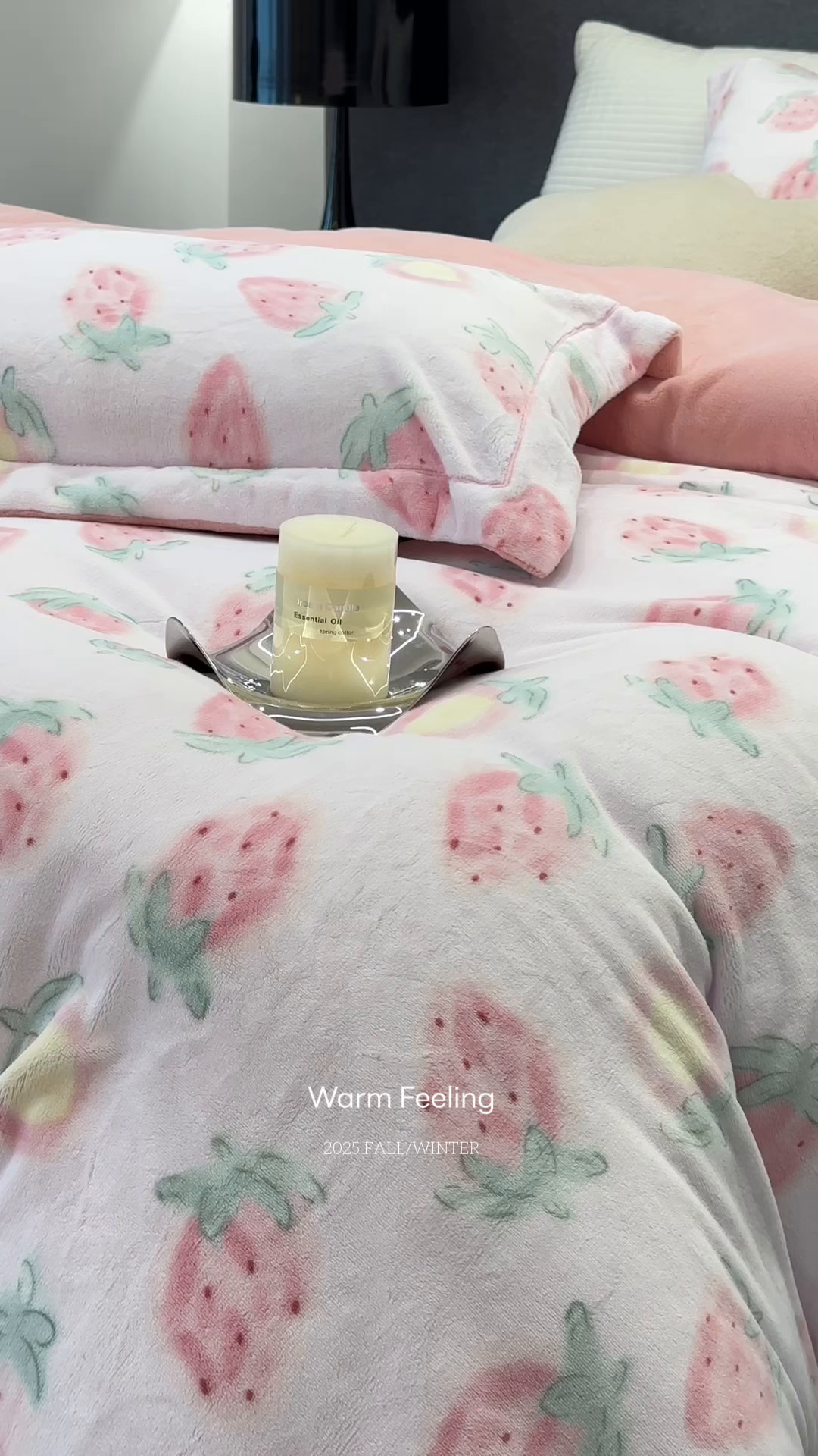 91家纺网 家纺一手货源 找家纺 JUICY 橘滋家纺 2025新款浪漫丰盈牛奶臻棉绒印花系列四件套 莓时莓刻