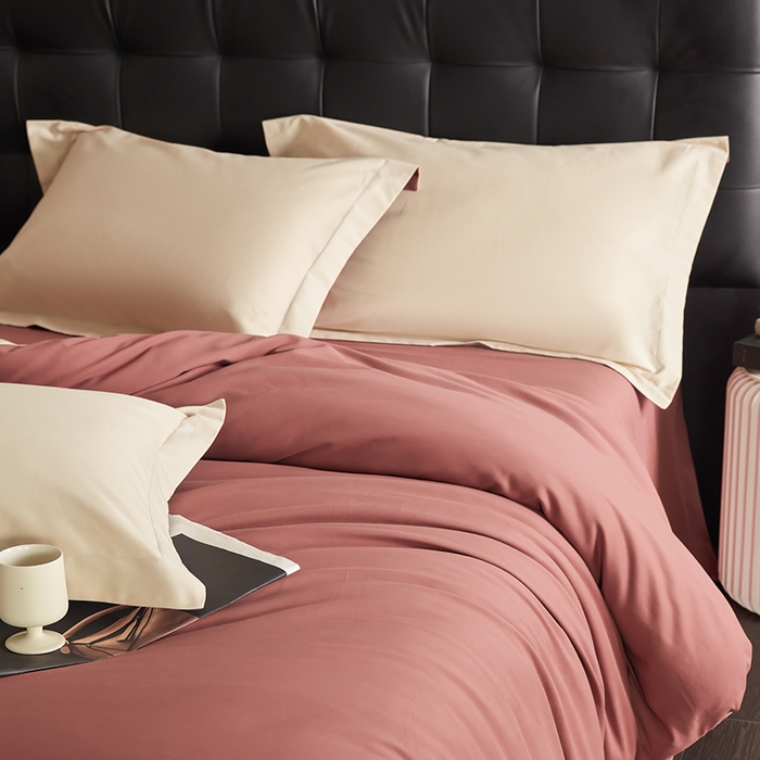 91家纺网 家纺一手货源 找家纺 秀色家纺 2025新款60支长绒棉双面加厚磨毛保暖纯棉四件套纯色被套全棉轻奢高级感 白雾红尘+奶油