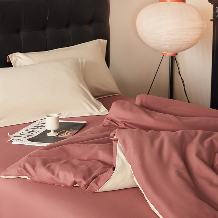 91家纺网 家纺一手货源 找家纺 秀色家纺 2025新款60支长绒棉双面加厚磨毛保暖纯棉四件套纯色被套全棉轻奢高级感 白雾红尘+奶油