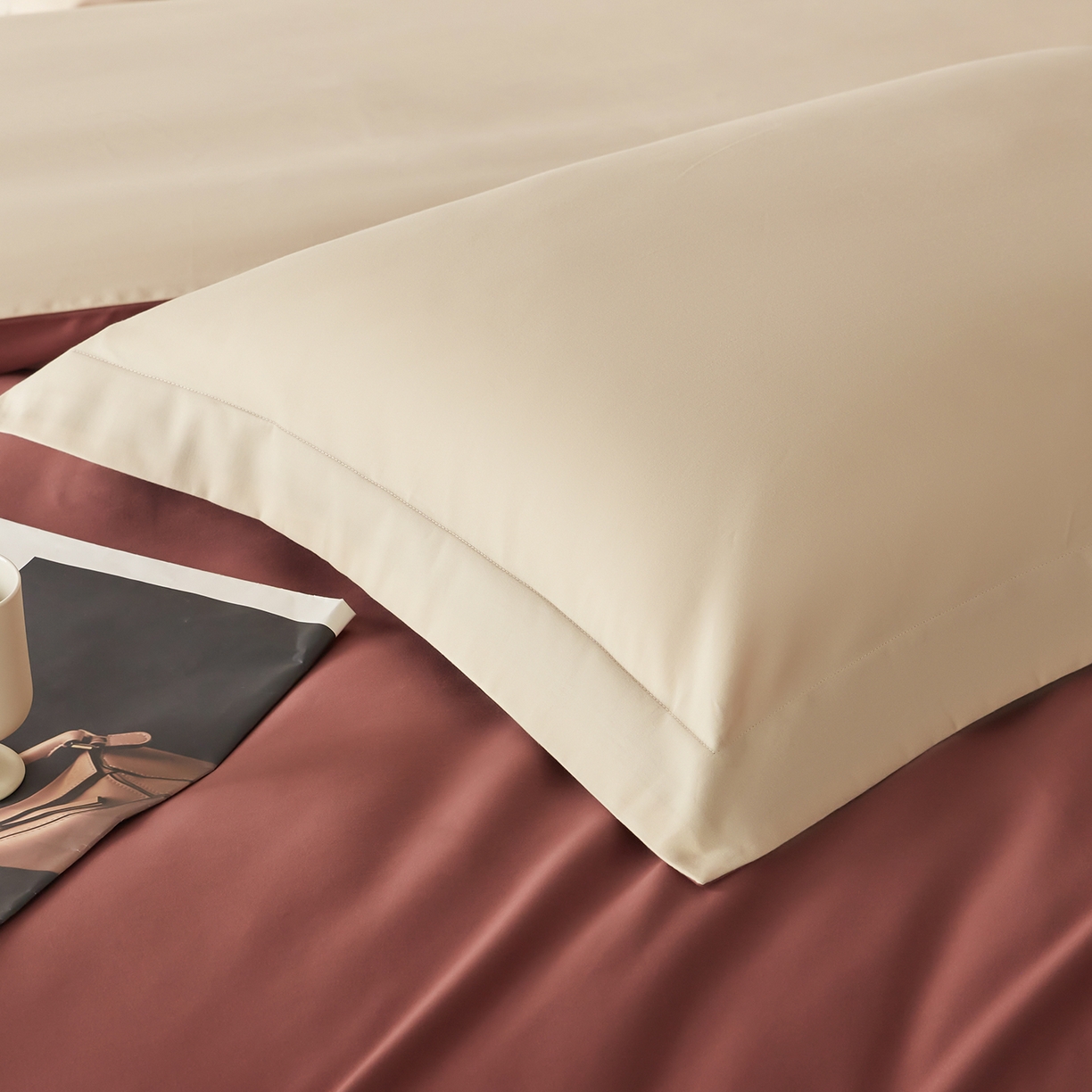 91家纺网 家纺一手货源 找家纺 秀色家纺 2025新款60支长绒棉双面加厚磨毛保暖纯棉四件套纯色被套全棉轻奢高级感 白雾红尘+奶油