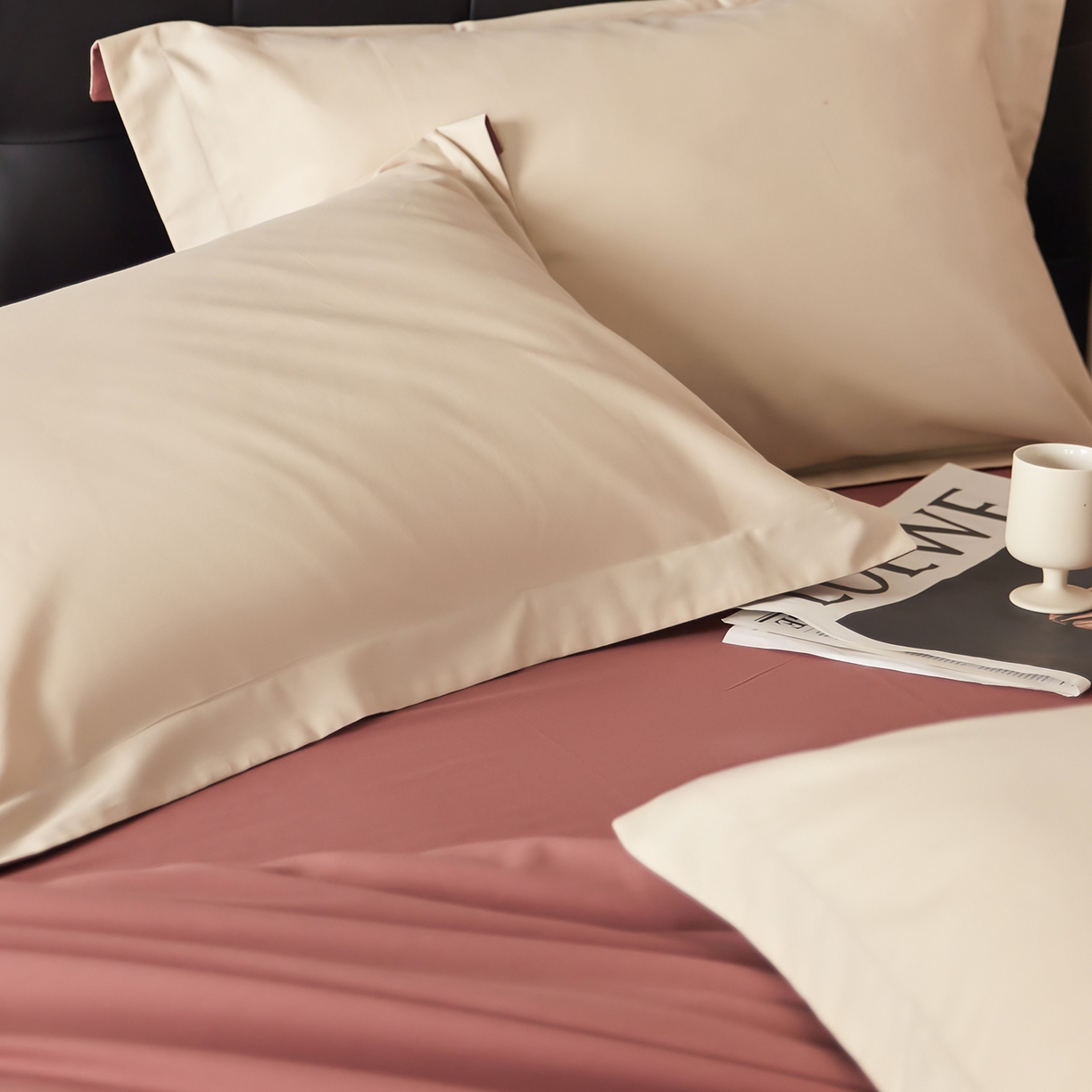 91家纺网 家纺一手货源 找家纺 秀色家纺 2025新款60支长绒棉双面加厚磨毛保暖纯棉四件套纯色被套全棉轻奢高级感 白雾红尘+奶油